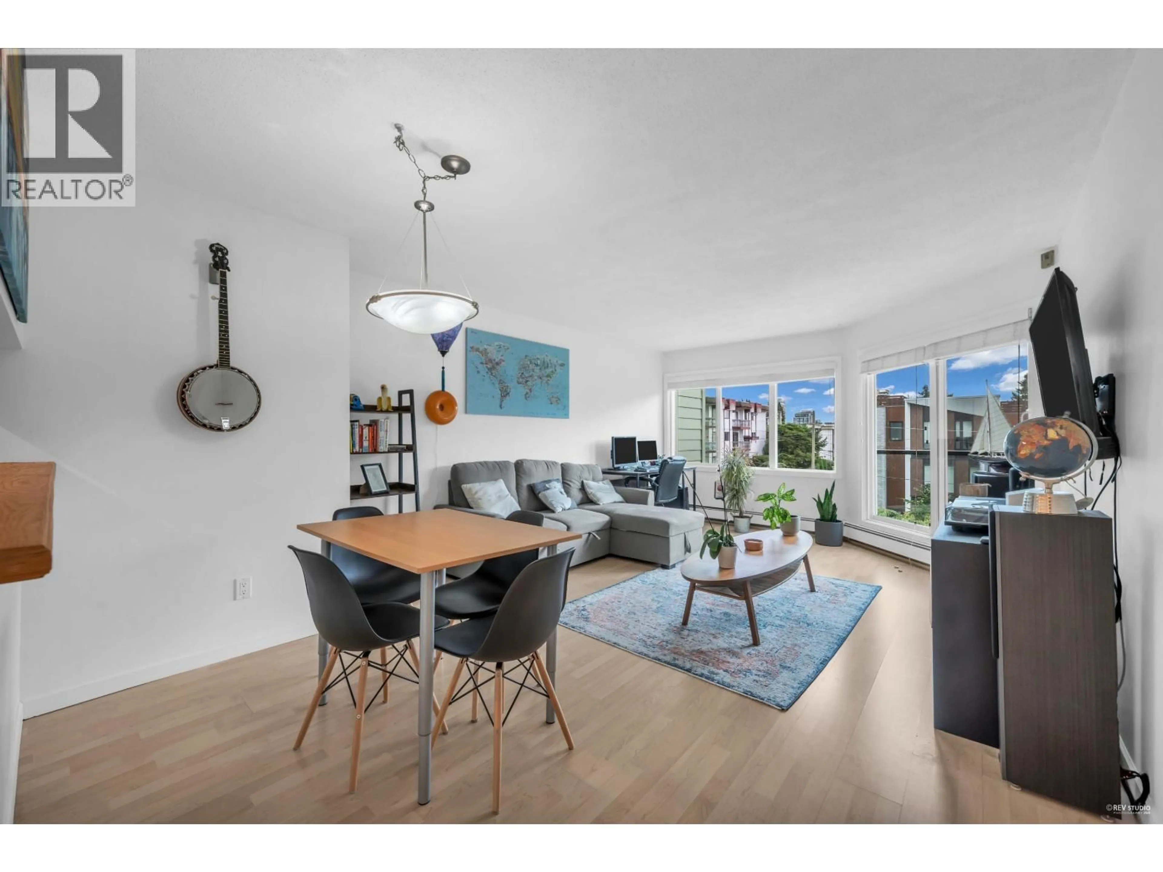 Living room with furniture, wood/laminate floor for 309 - 156 21ST STREET, North Vancouver British Columbia V7M1Y9