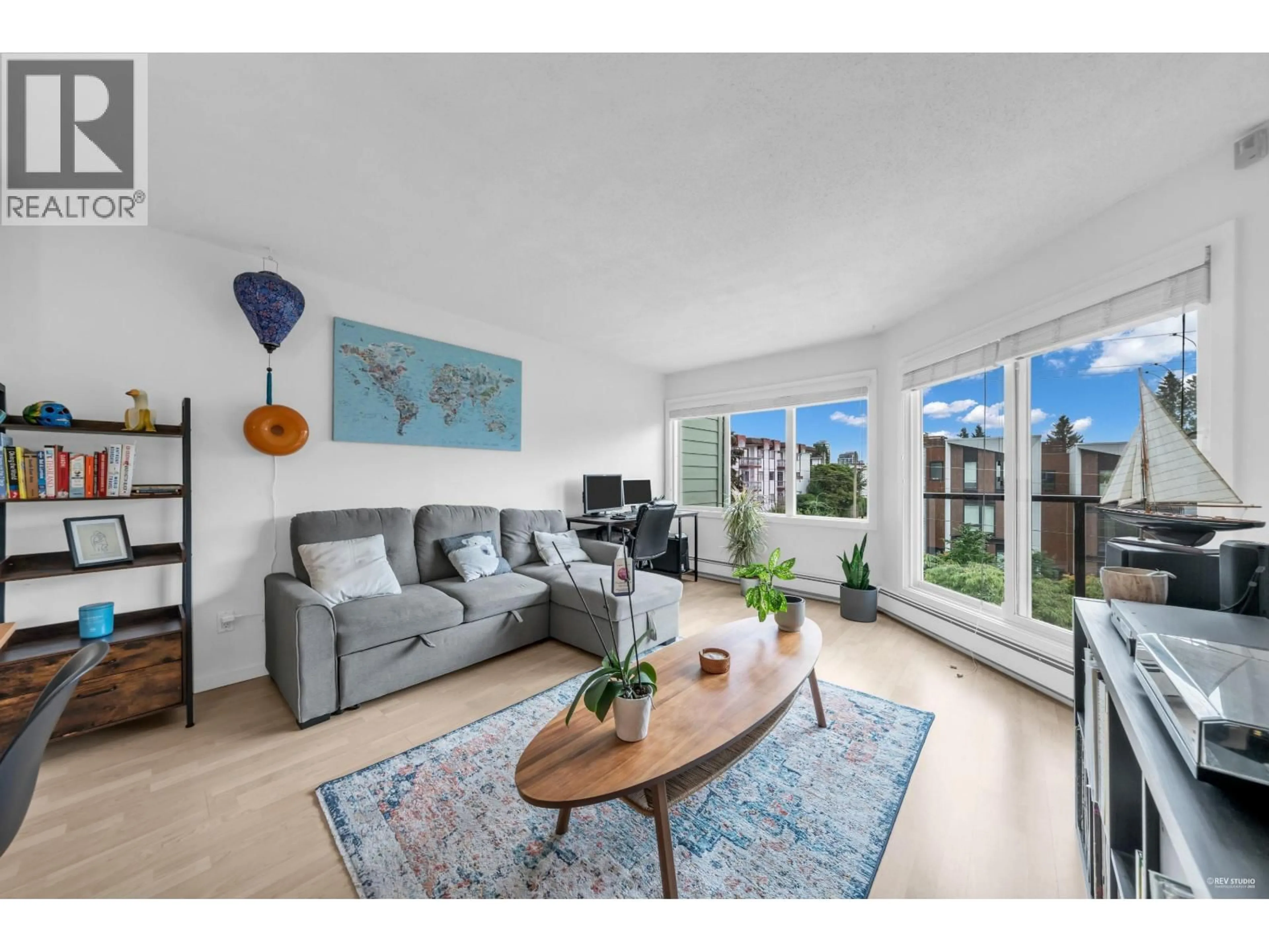 Living room with furniture, wood/laminate floor for 309 - 156 21ST STREET, North Vancouver British Columbia V7M1Y9