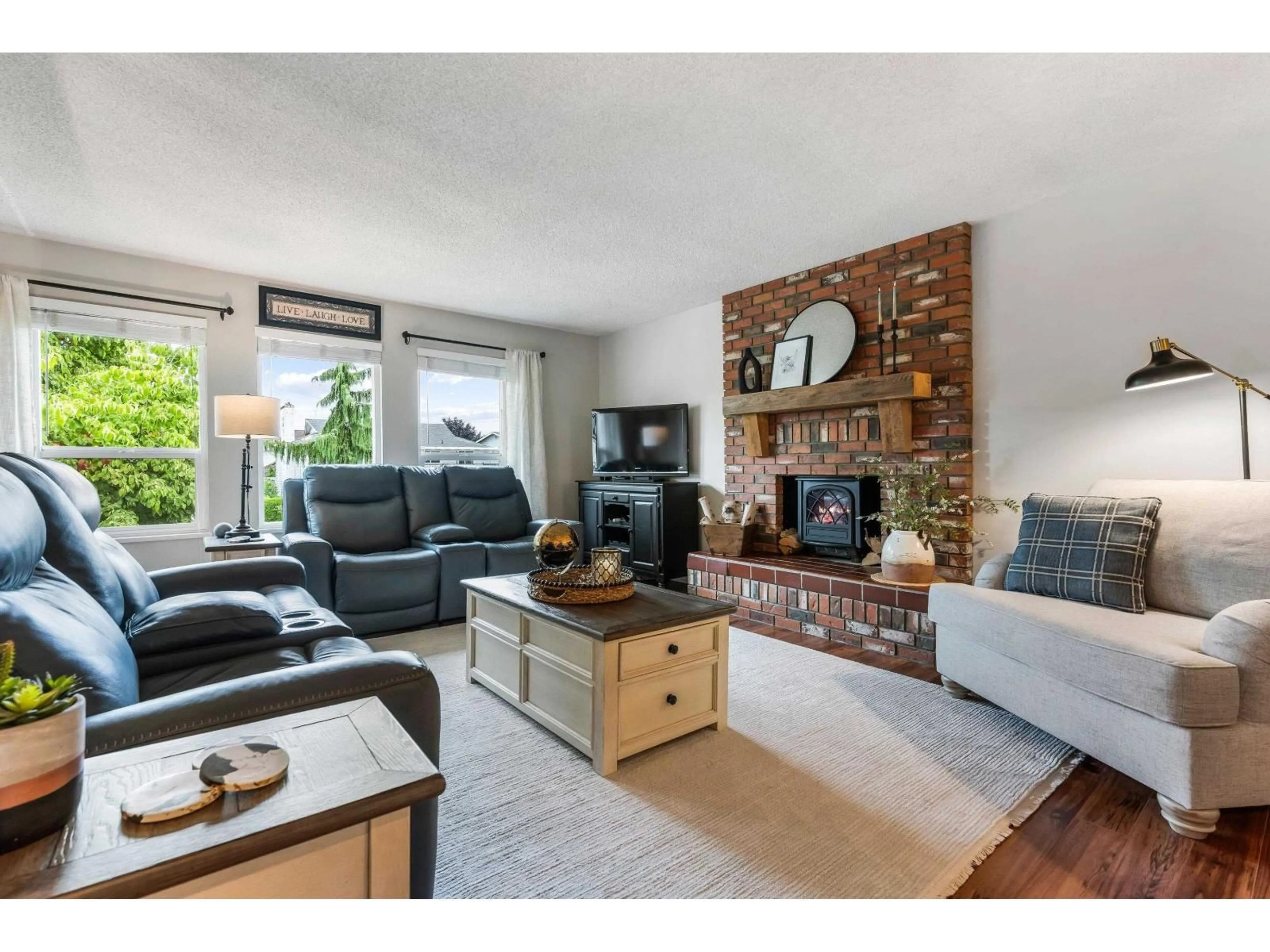 Living room with furniture, wood/laminate floor for 6481 WILTSHIRE STREET, Chilliwack British Columbia V2R1S3