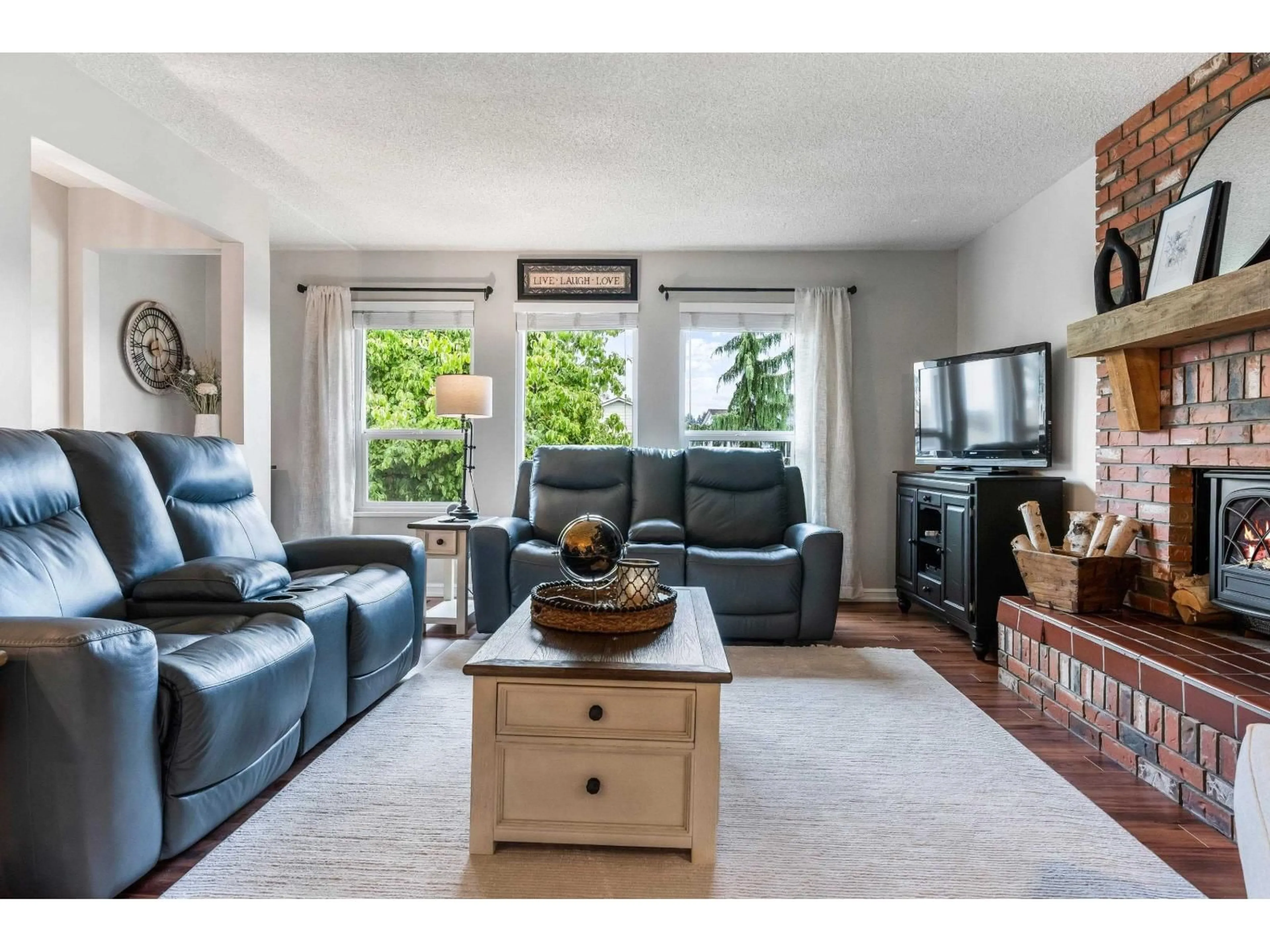 Living room with furniture, unknown for 6481 WILTSHIRE STREET, Chilliwack British Columbia V2R1S3