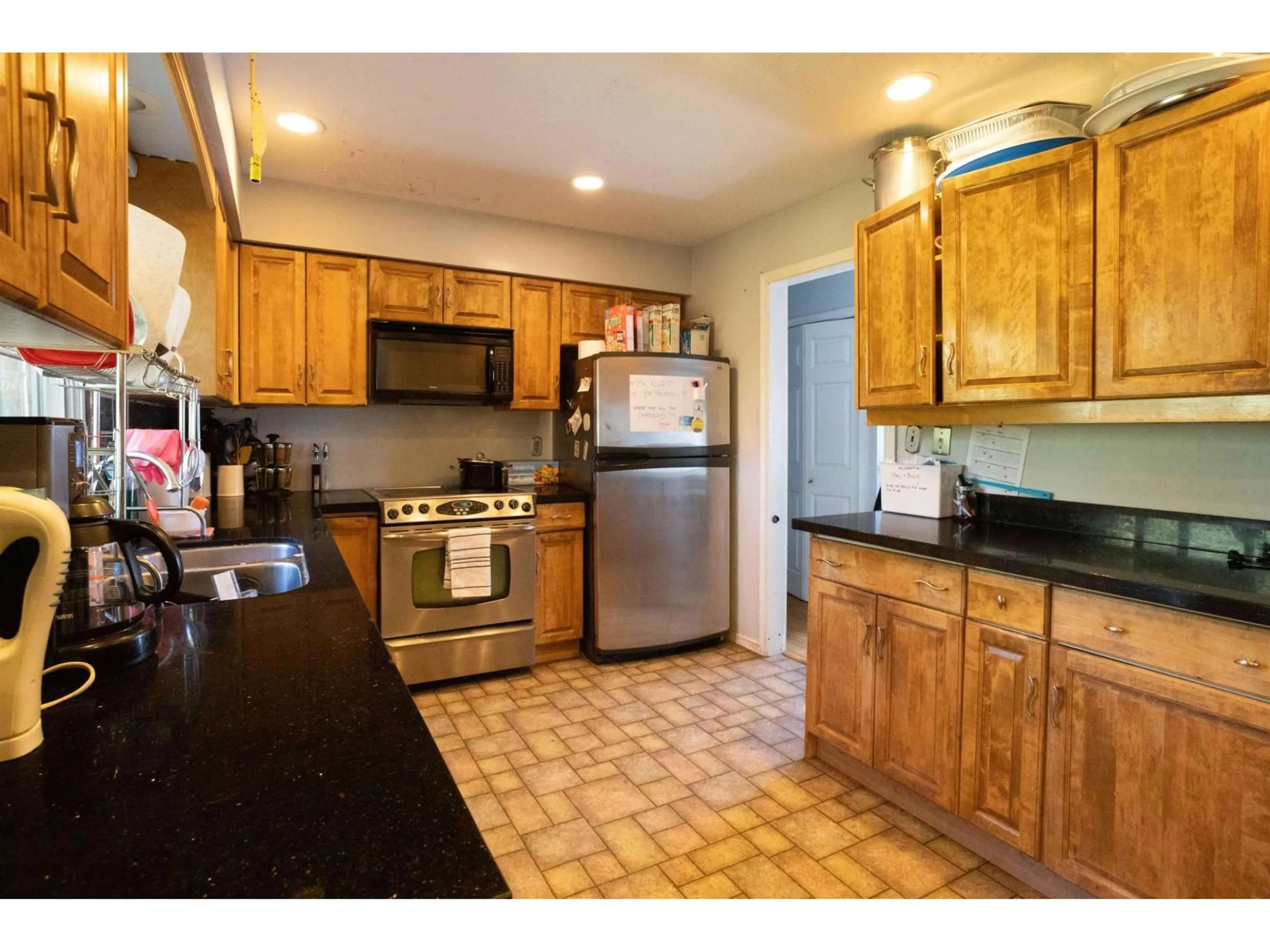 Standard kitchen, unknown for 31465 AEROLANE, Abbotsford British Columbia V2T4B5