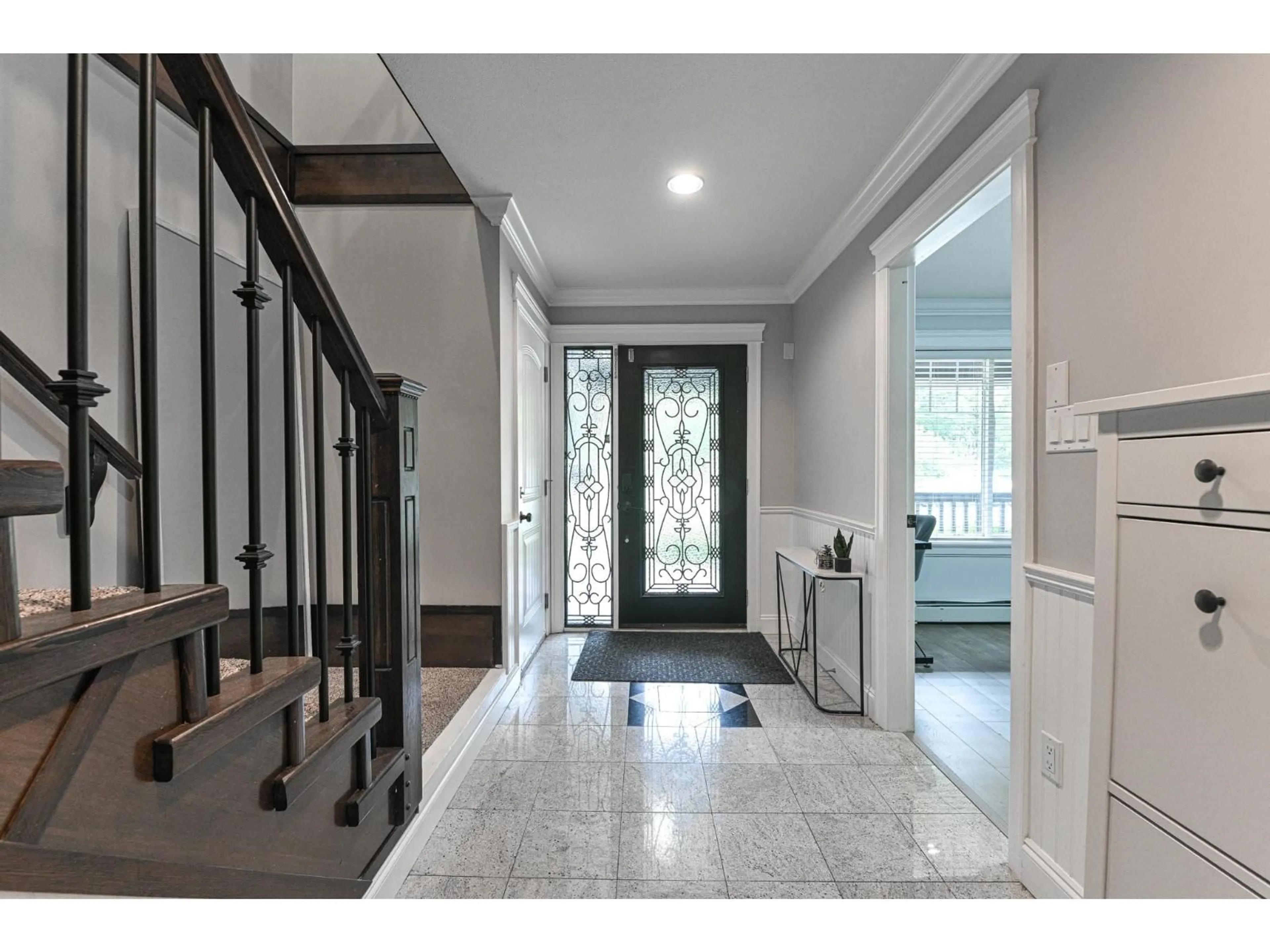 Indoor foyer for 7554 MURRAY, Mission British Columbia V2V4B1