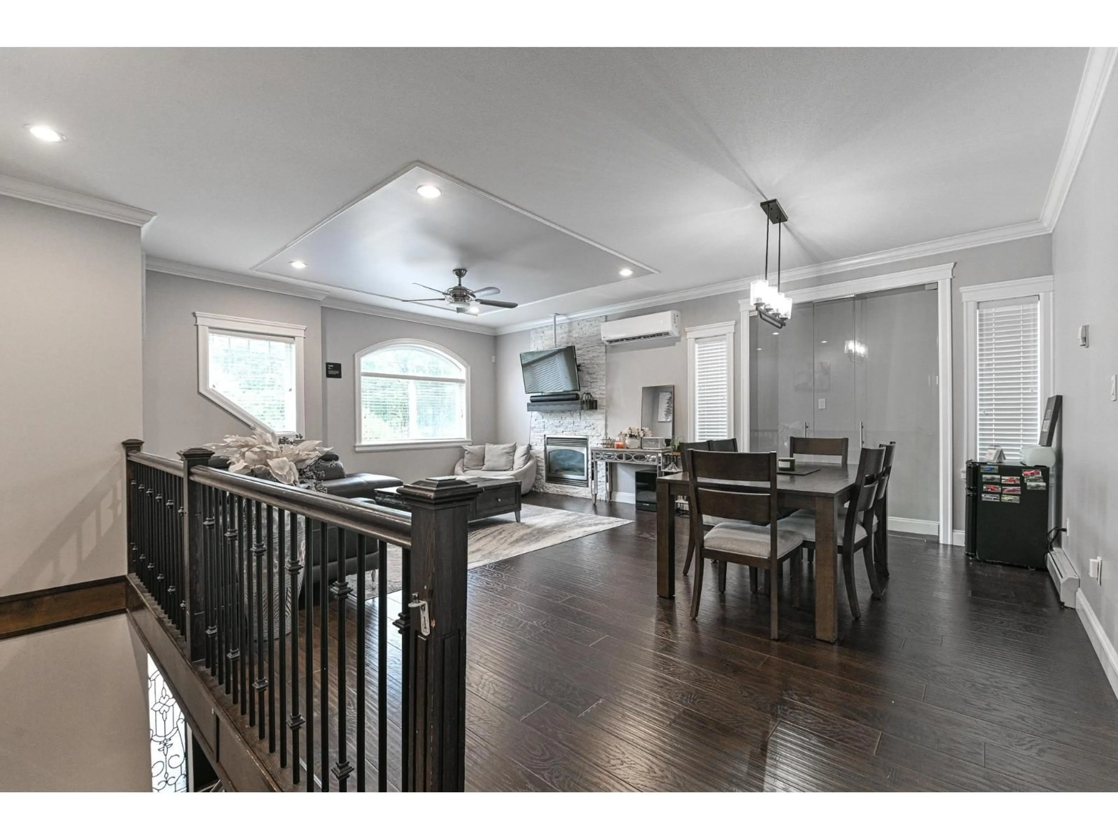 Open concept kitchen, wood/laminate floor for 7554 MURRAY, Mission British Columbia V2V4B1