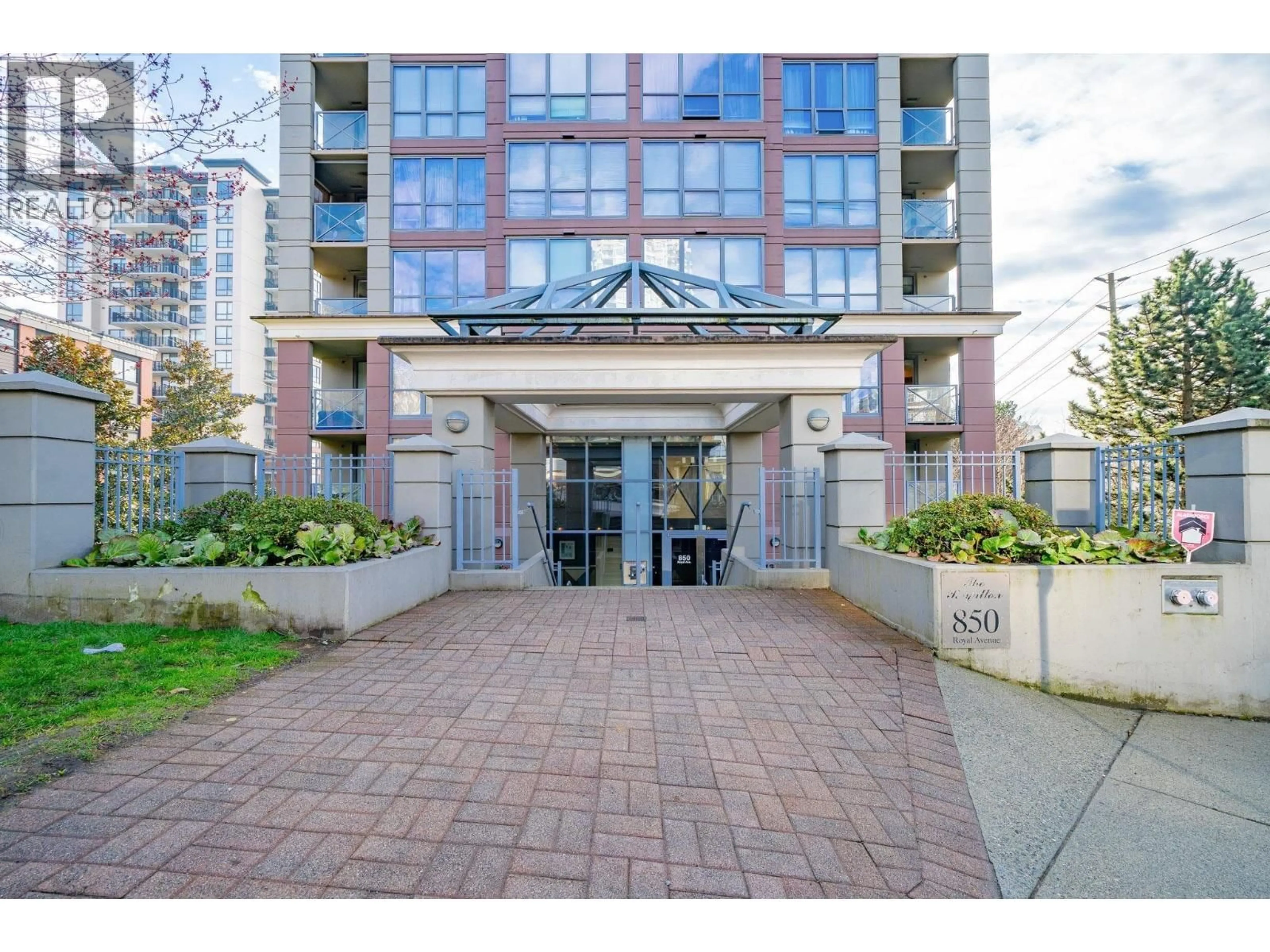 Indoor foyer for 304 - 850 ROYAL AVENUE, New Westminster British Columbia V3M1A6