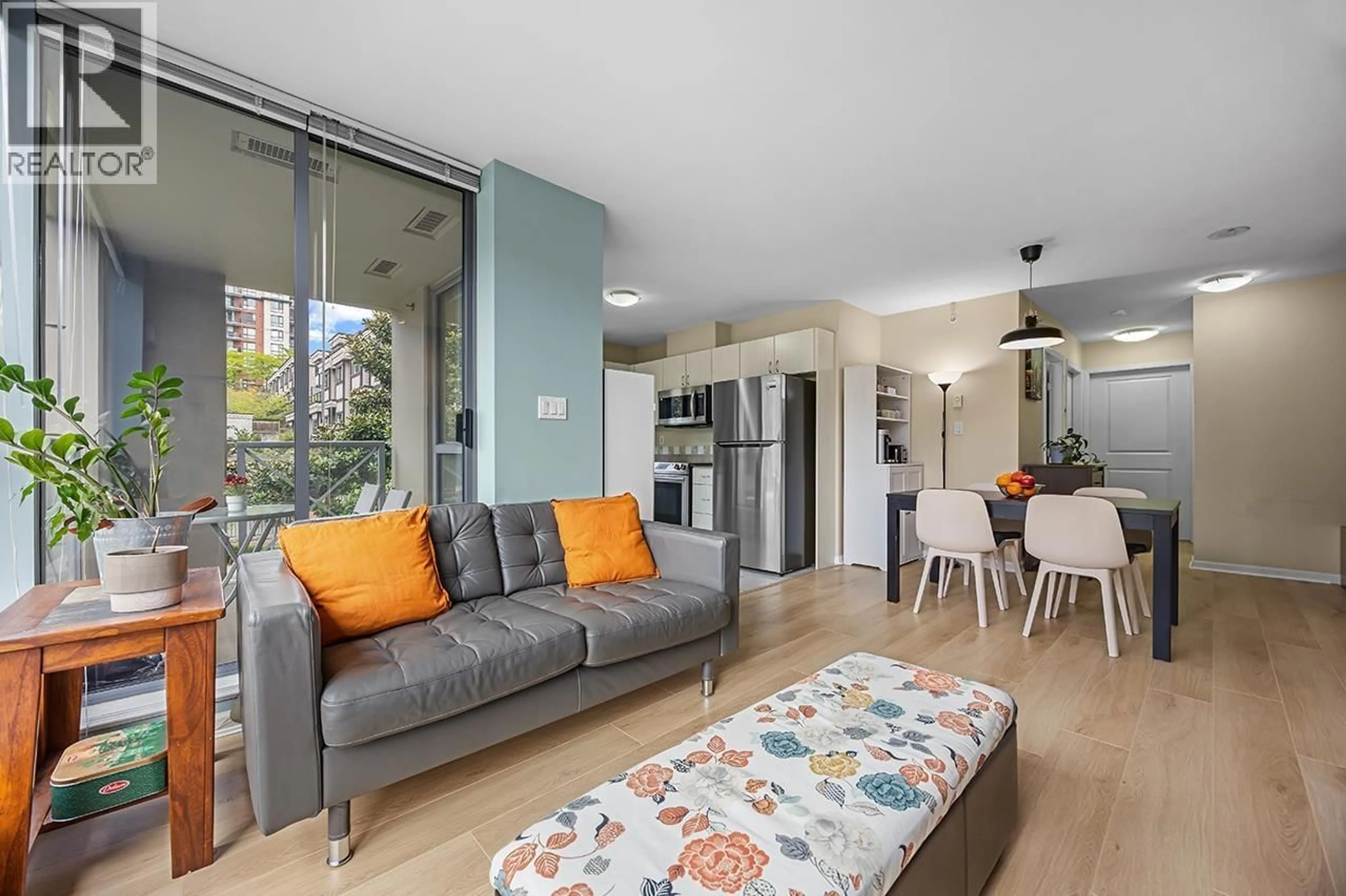 Living room with furniture, unknown for 304 - 850 ROYAL AVENUE, New Westminster British Columbia V3M1A6
