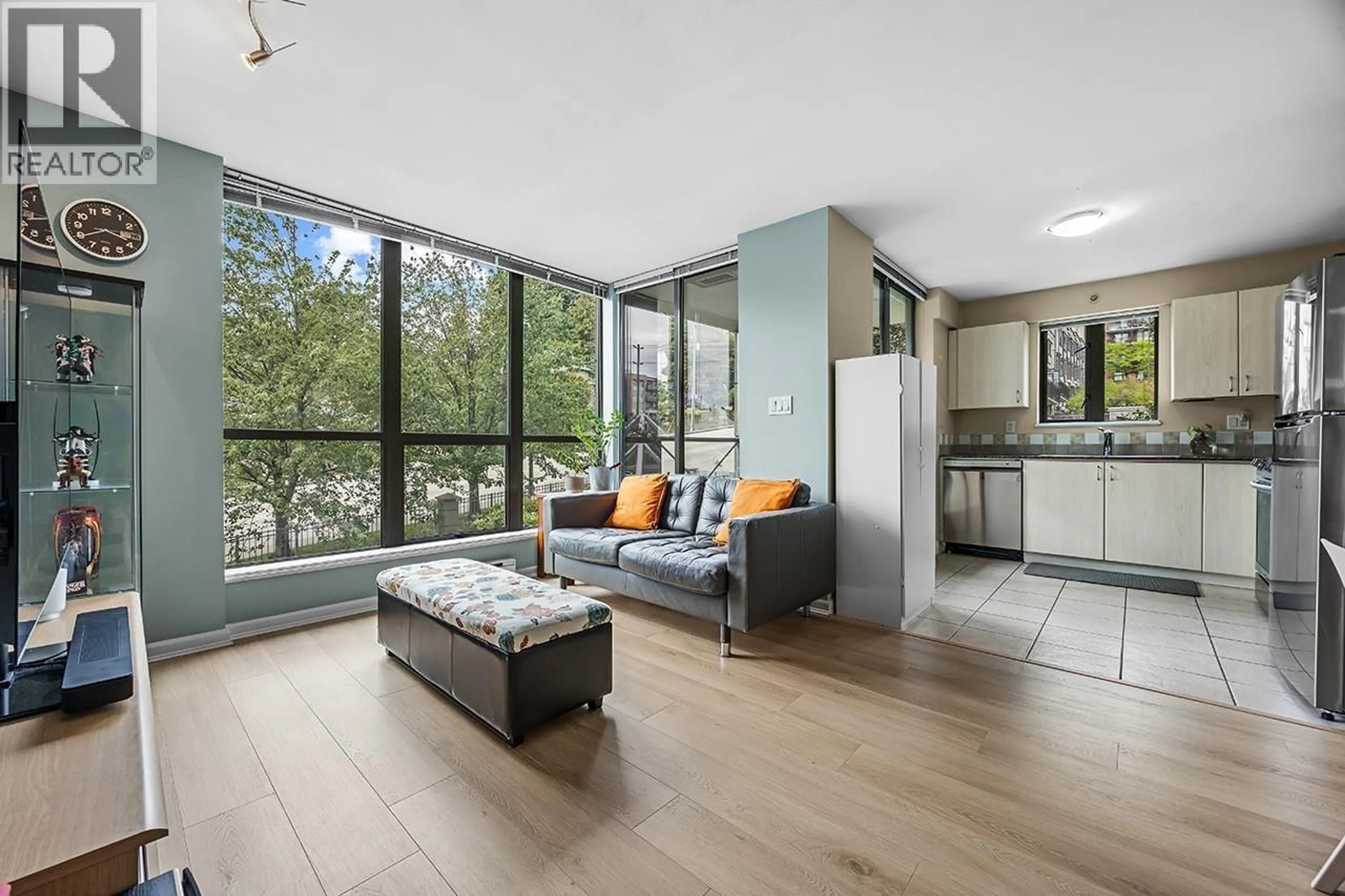 Living room with furniture, unknown for 304 - 850 ROYAL AVENUE, New Westminster British Columbia V3M1A6