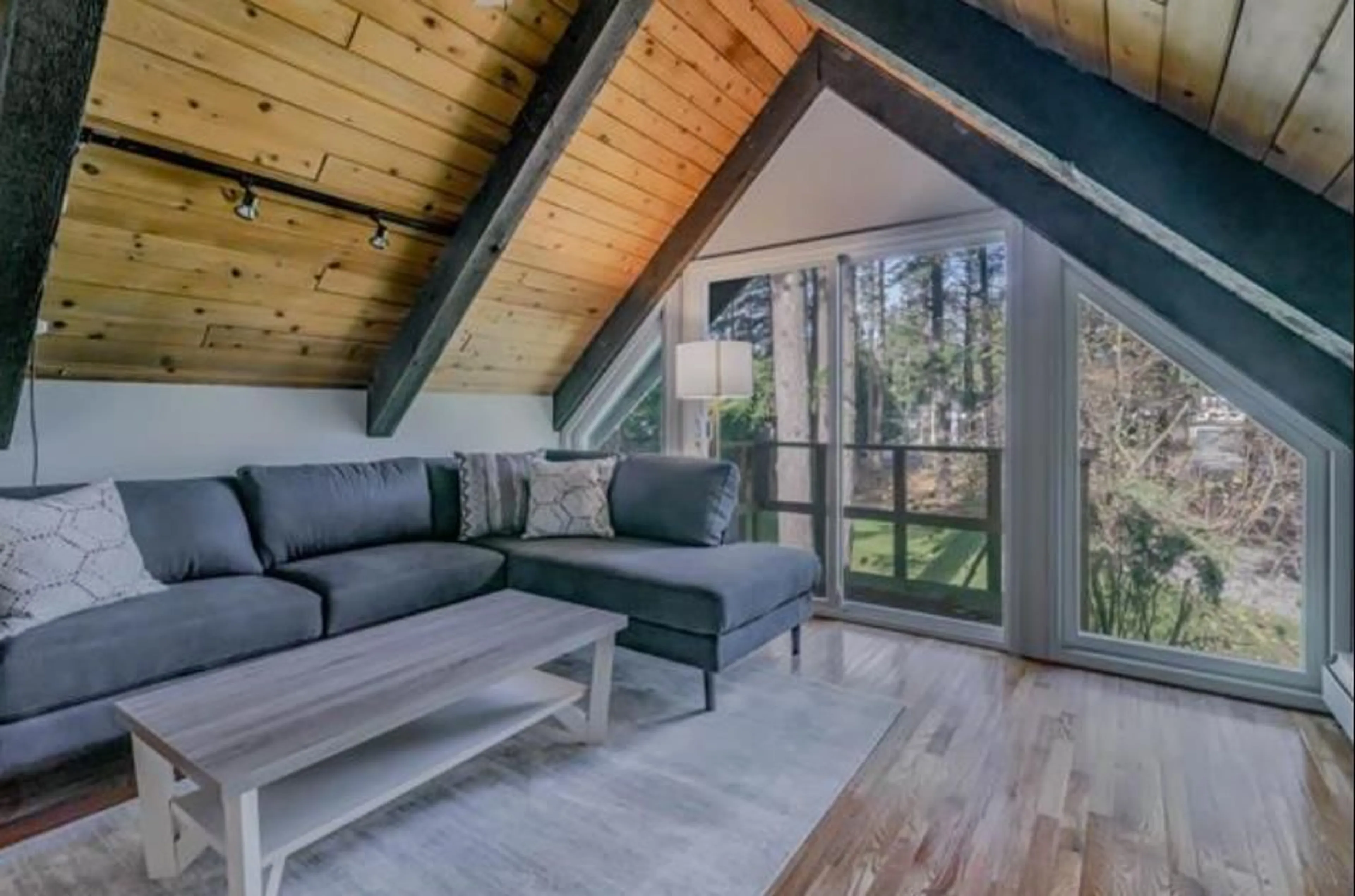 Living room with furniture, wood/laminate floor for 20264 27, Langley British Columbia V2Z1X3