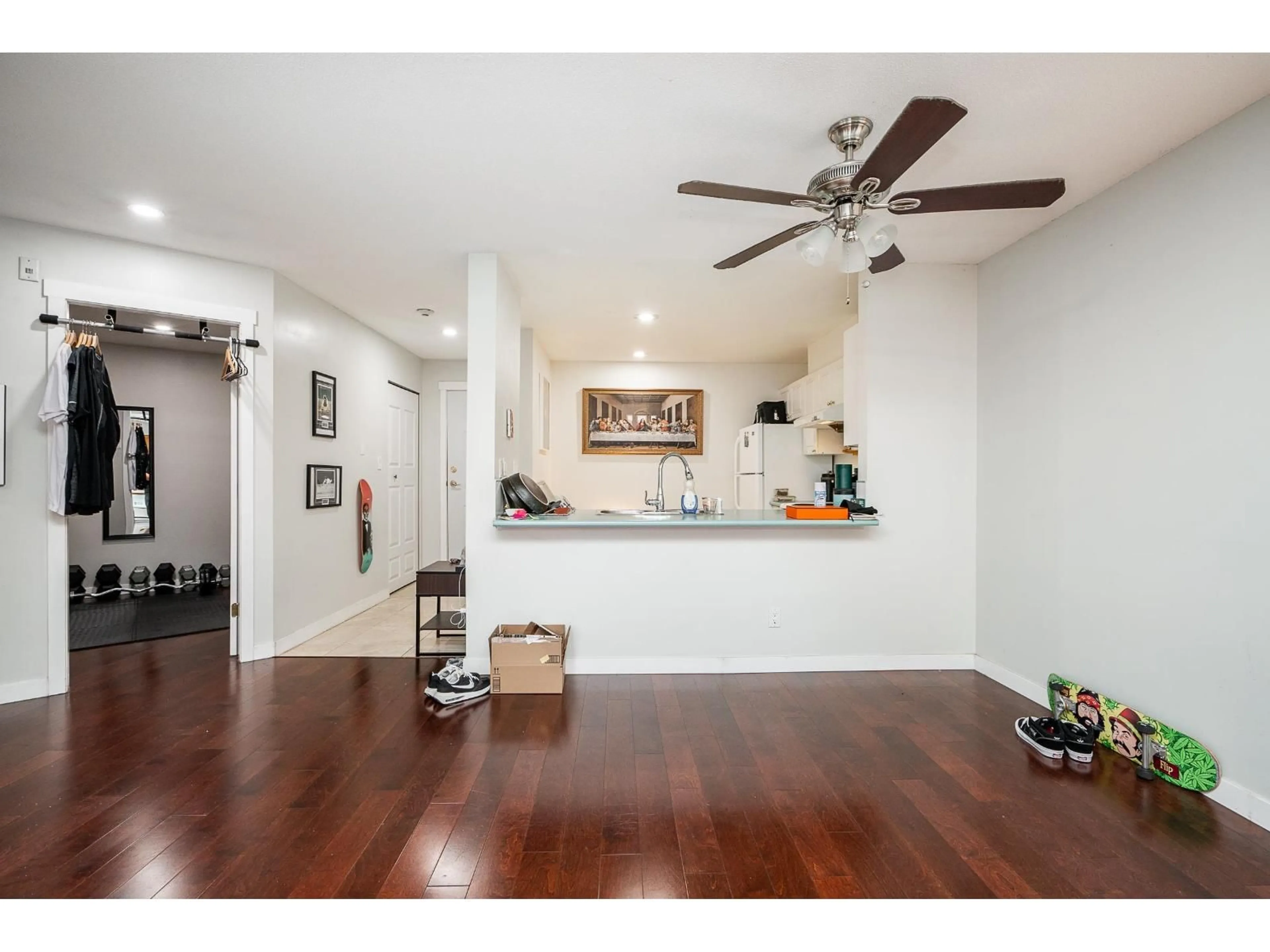 Open concept kitchen, wood/laminate floor for 303 - 15140 108, Surrey British Columbia V3R0T9