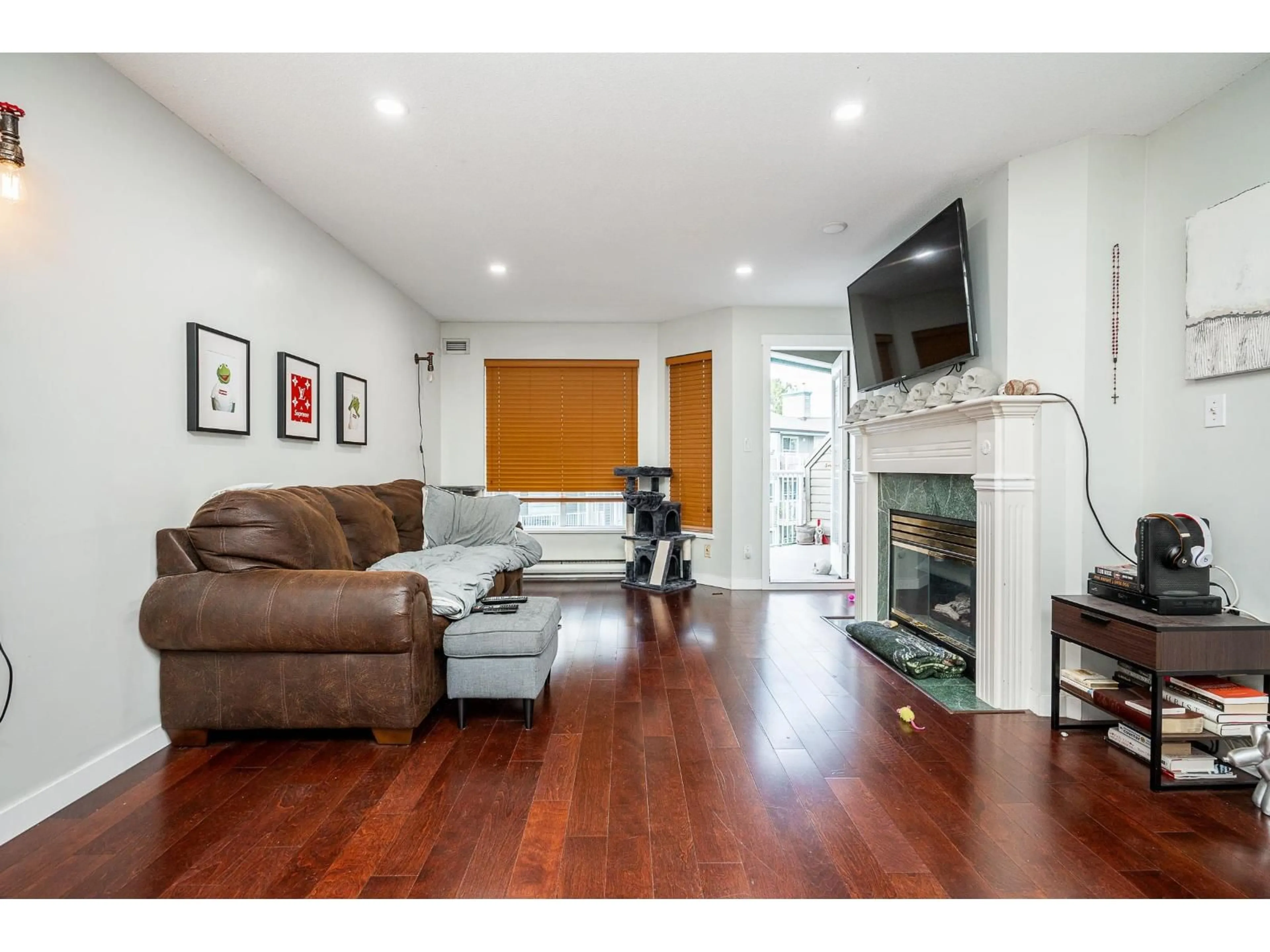 Living room with furniture, wood/laminate floor for 303 - 15140 108, Surrey British Columbia V3R0T9