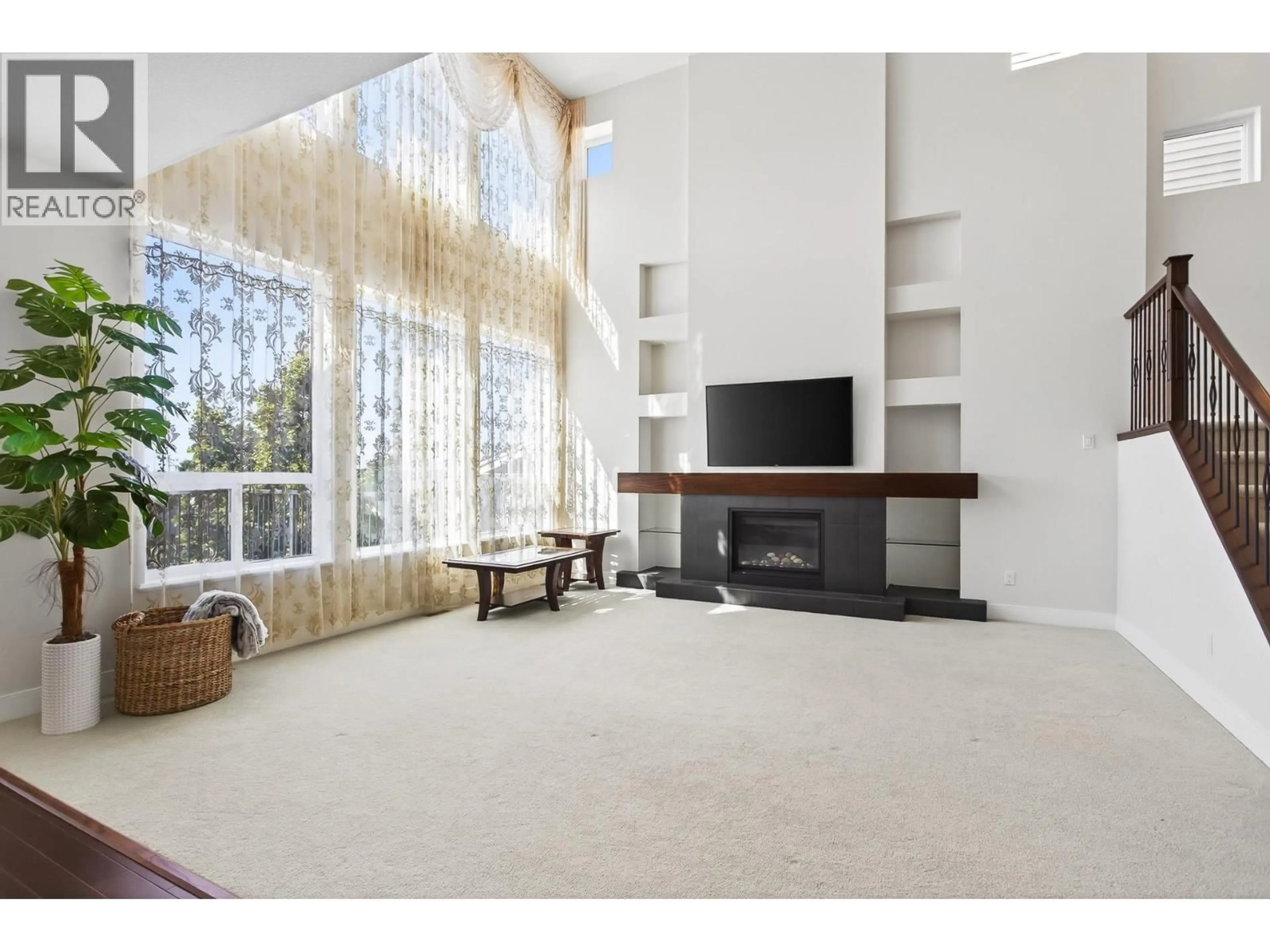 Living room with furniture, unknown for 3406 DERBYSHIRE AVENUE, Coquitlam British Columbia V3E0G3