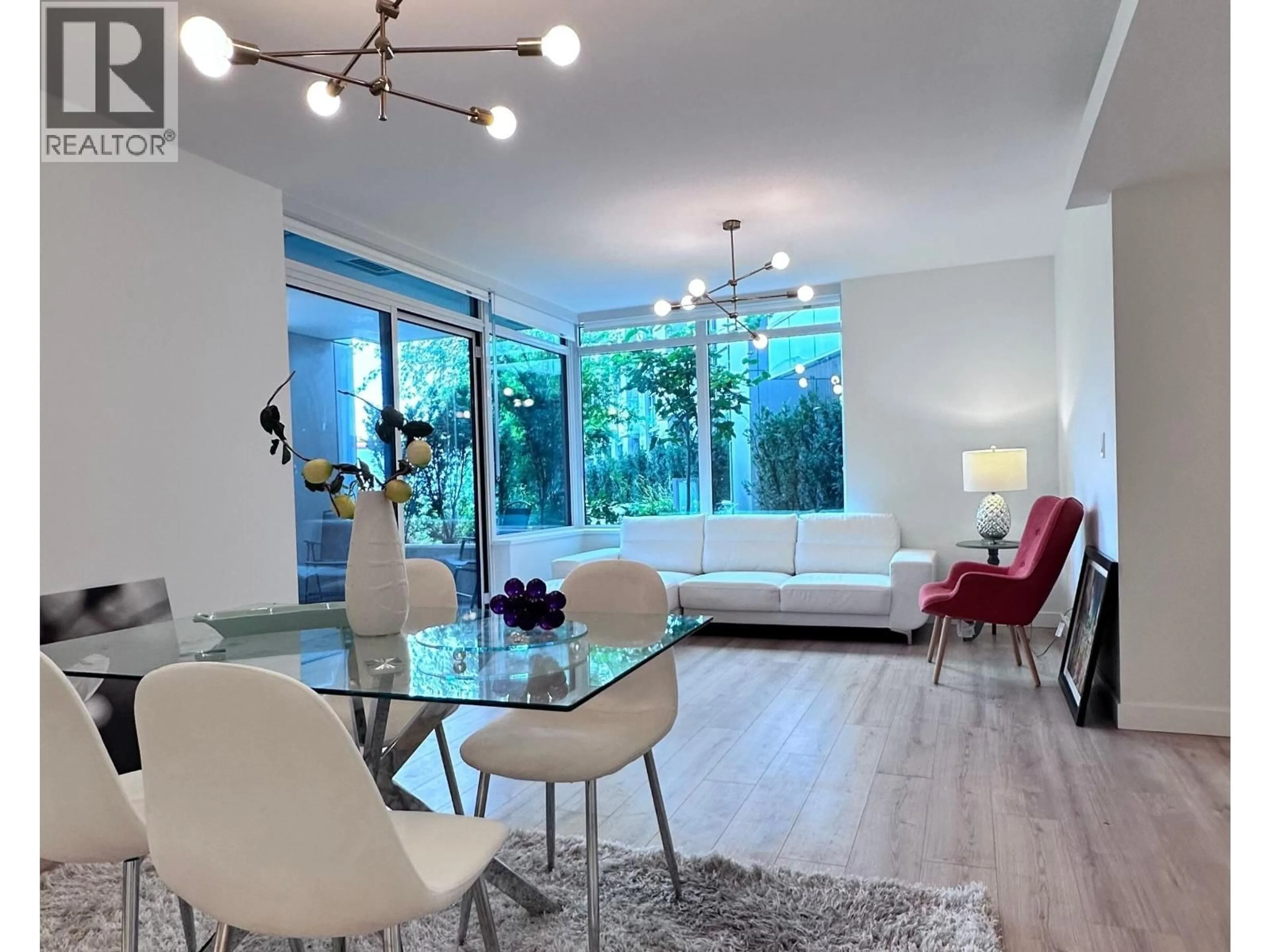 Living room with furniture, wood/laminate floor for 304 - 1500 FERN STREET, North Vancouver British Columbia V7J0E6