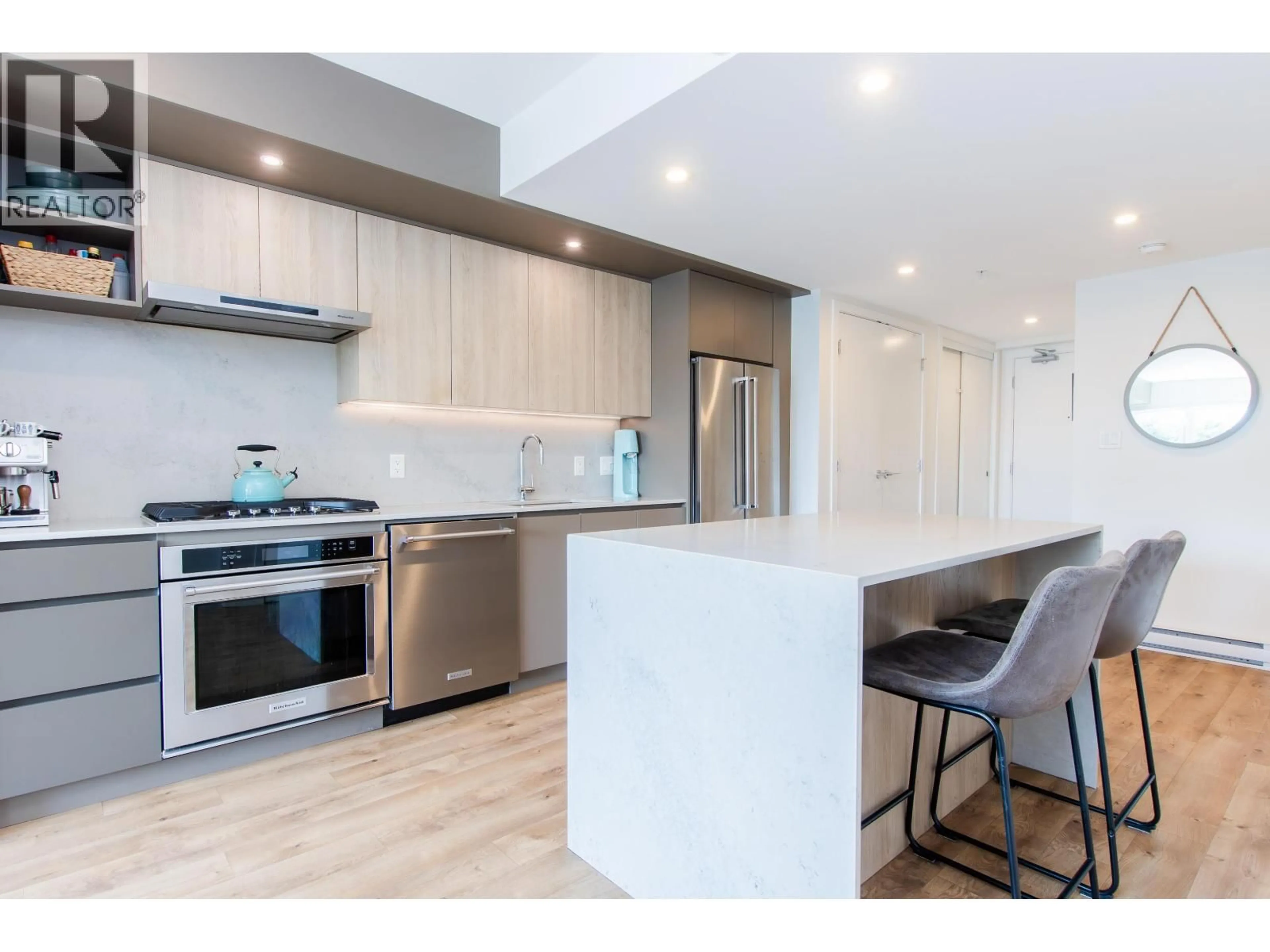 Open concept kitchen, wood/laminate floor for 421 - 38362 BUCKLEY AVENUE, Squamish British Columbia V8B0J8