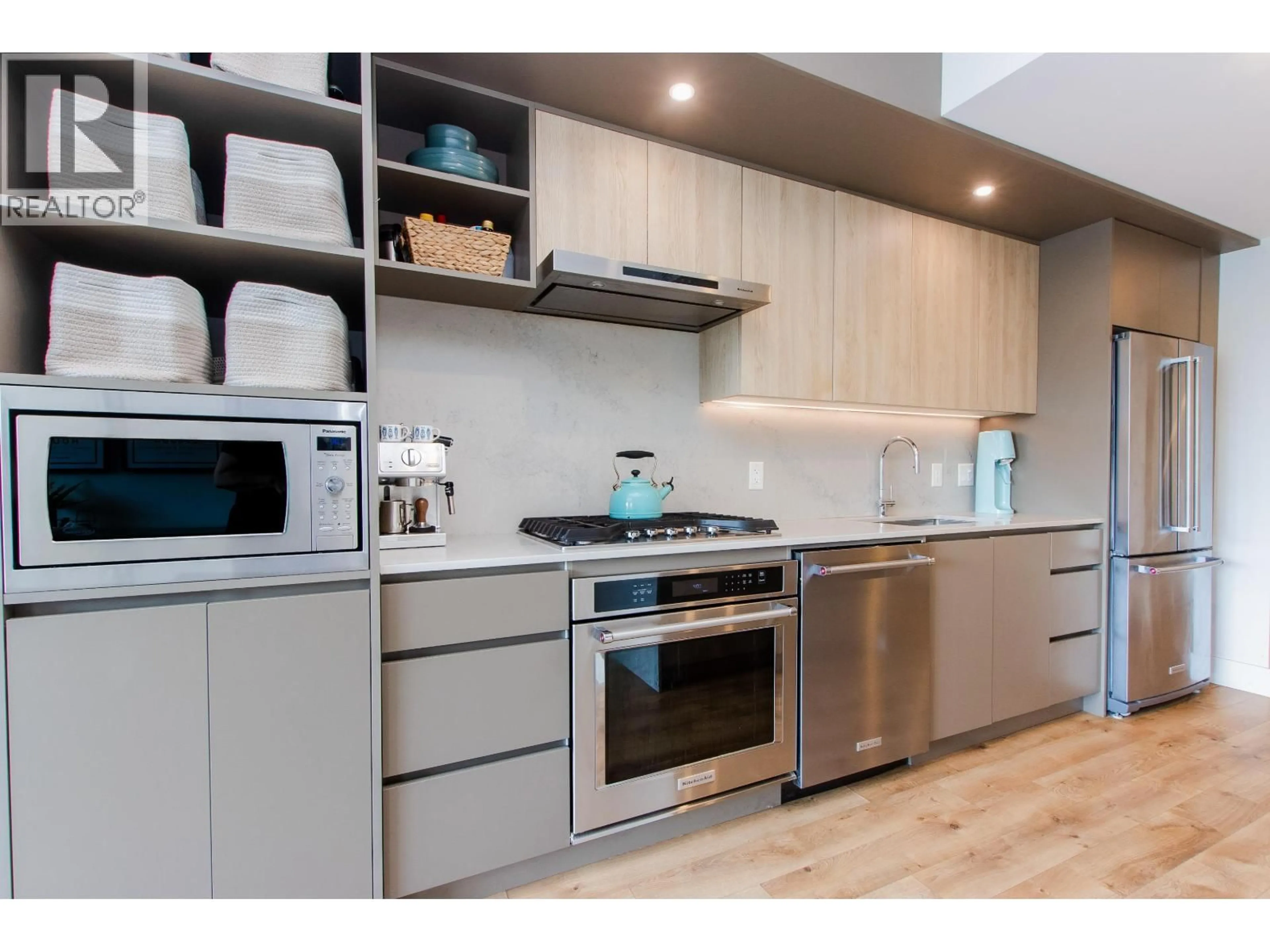 Contemporary kitchen, wood/laminate floor for 421 - 38362 BUCKLEY AVENUE, Squamish British Columbia V8B0J8