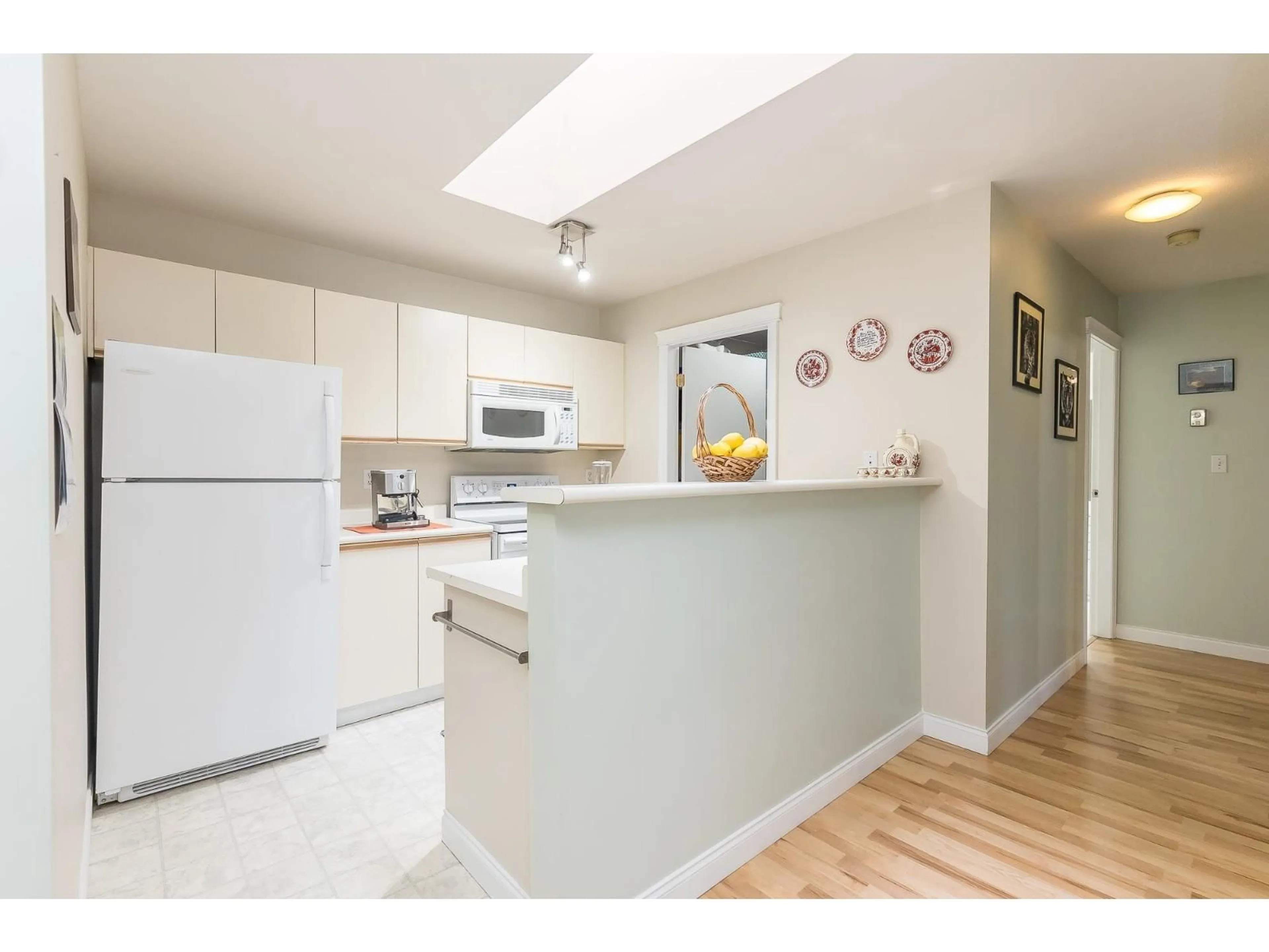 Standard kitchen, unknown for 807 - 1750 MCKENZIE, Abbotsford British Columbia V2S3Z3