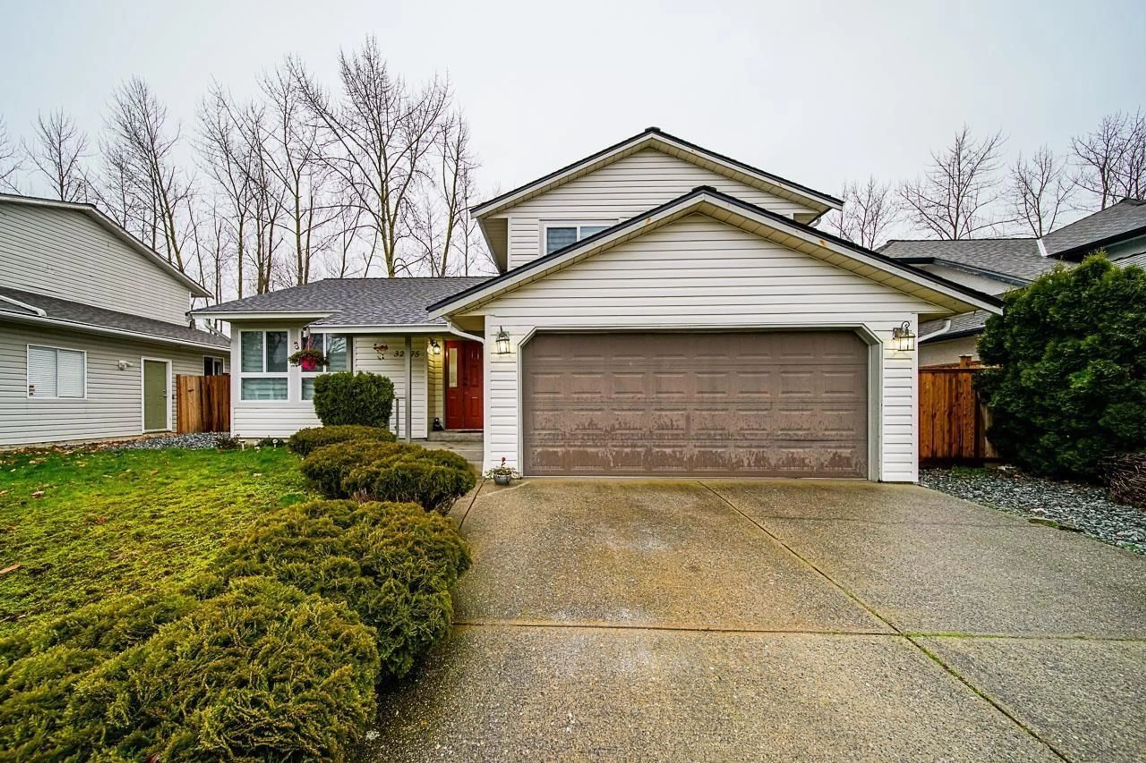 Home with vinyl exterior material, street for 32275 CLINTON, Abbotsford British Columbia V2T5B3