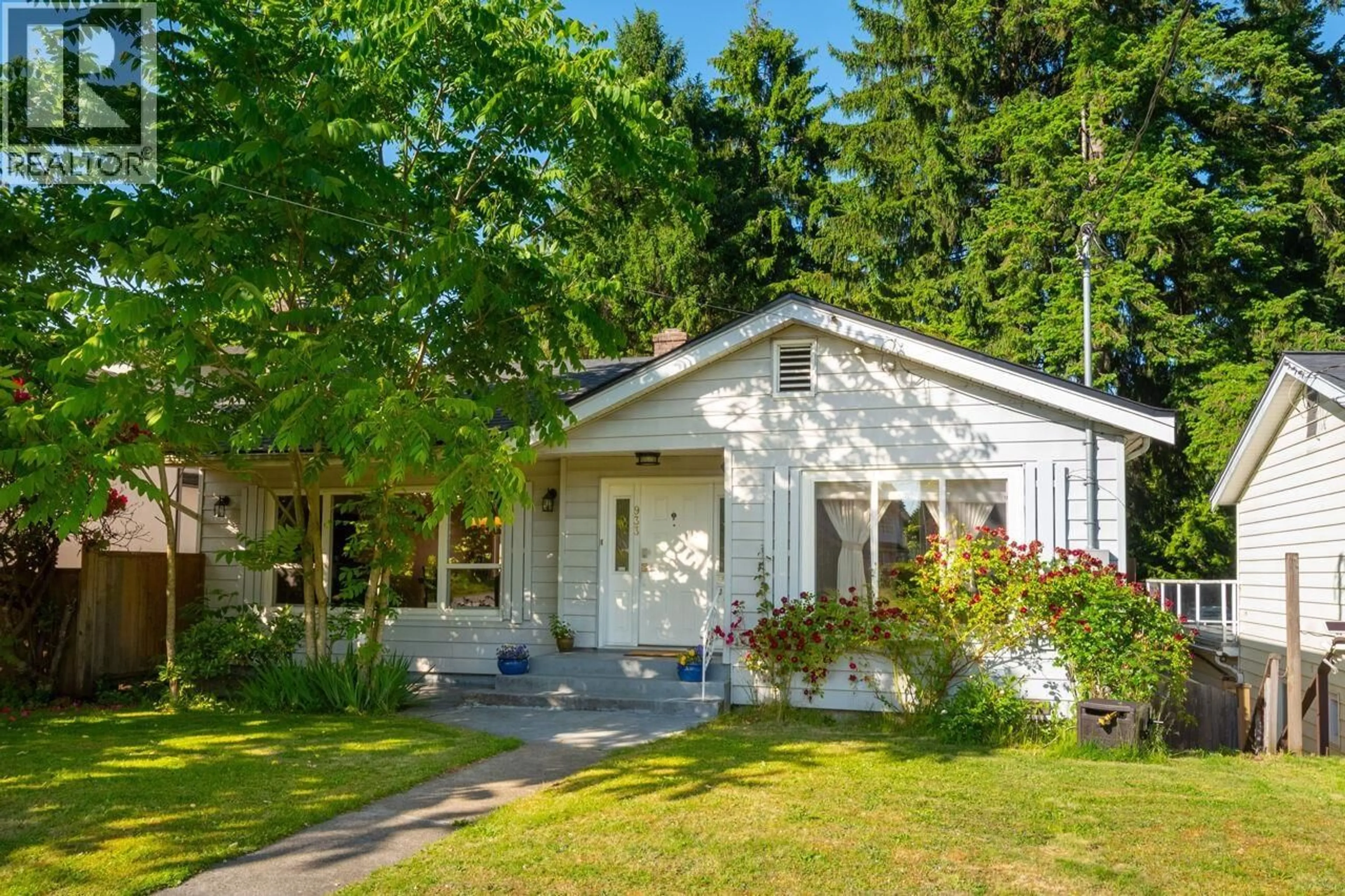 Home with vinyl exterior material, street for 933 FIFTH STREET, New Westminster British Columbia V3L2Y5