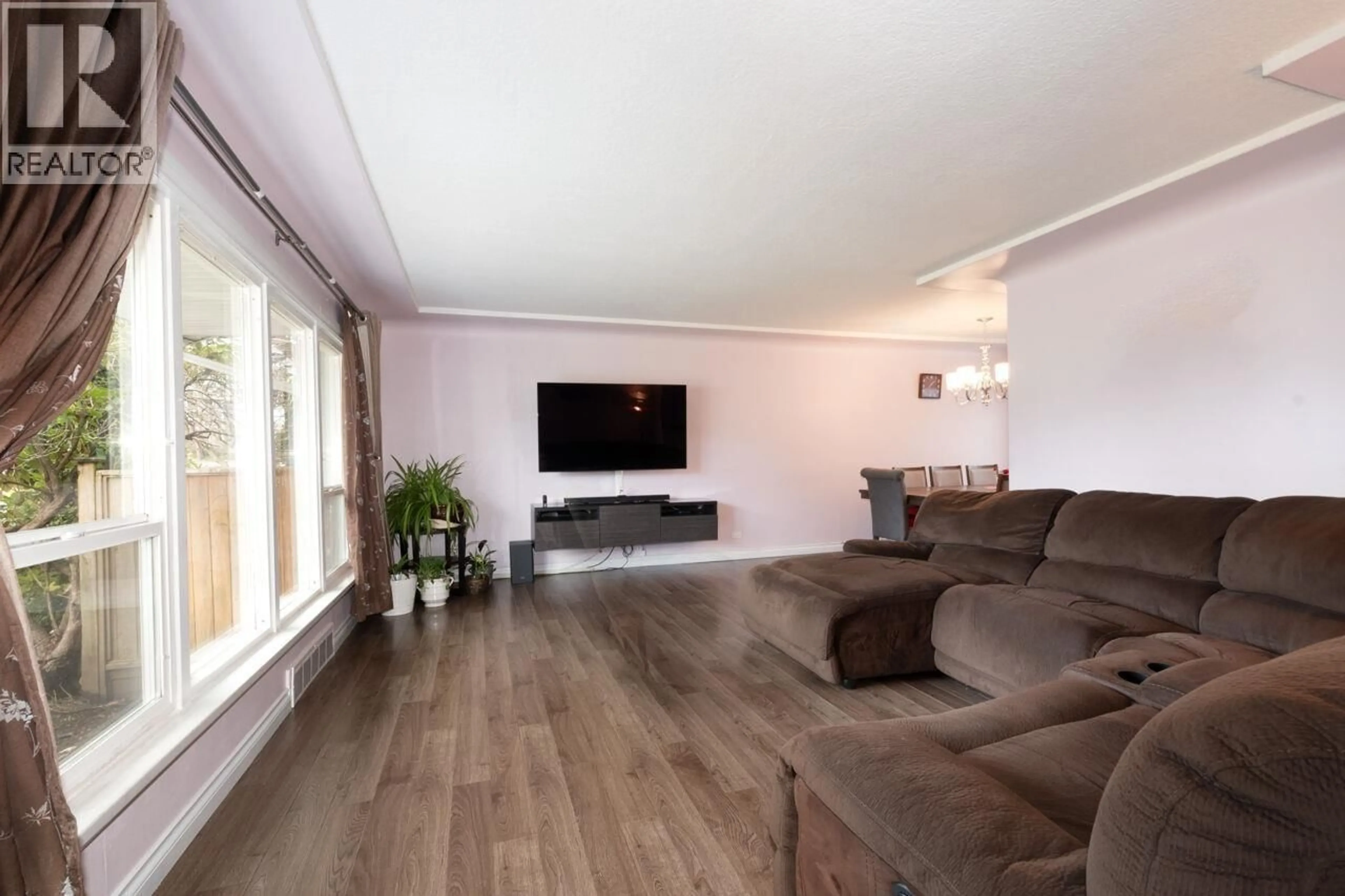 Living room with furniture, wood/laminate floor for 933 FIFTH STREET, New Westminster British Columbia V3L2Y5