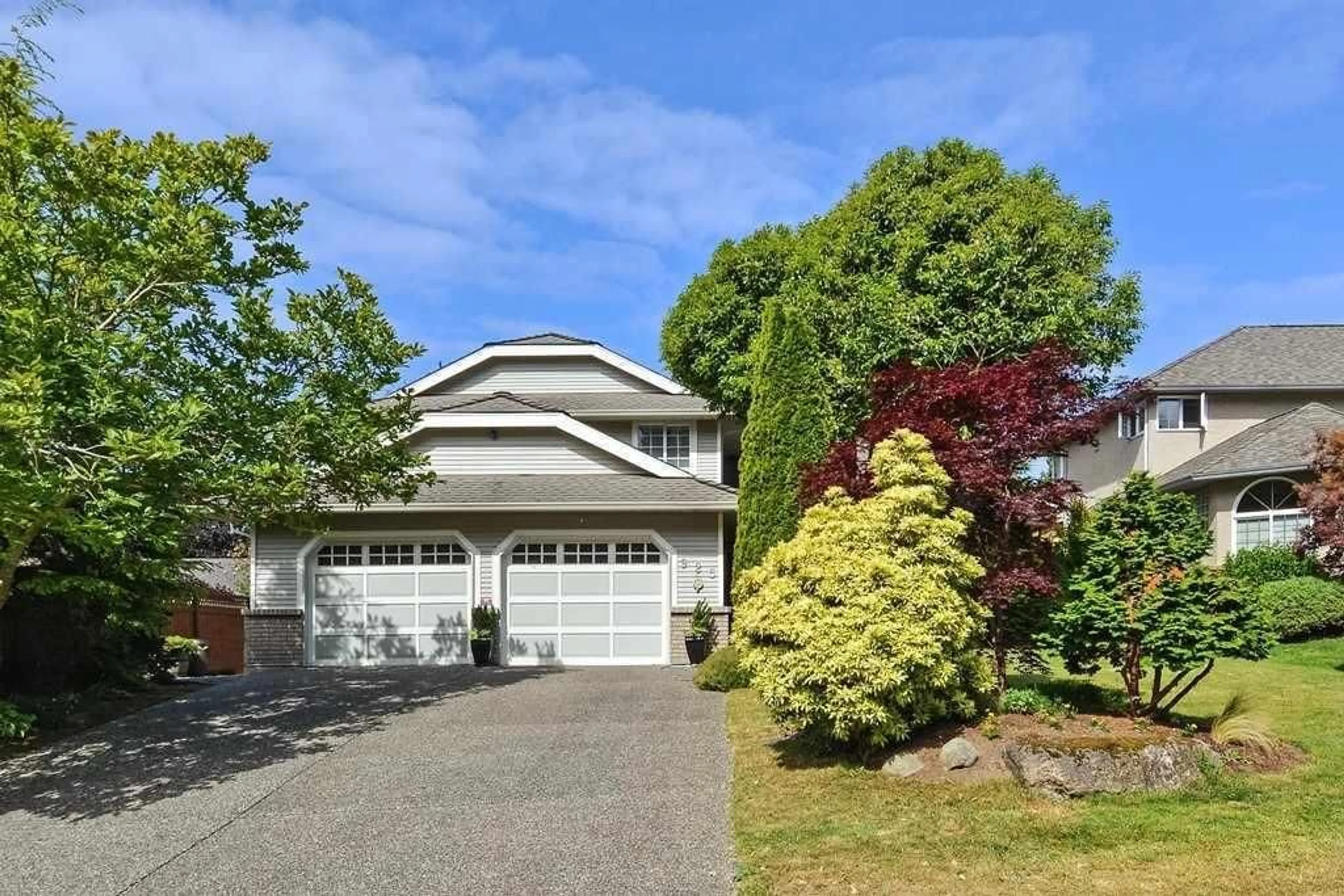 Home with vinyl exterior material, street for 925 161B, Surrey British Columbia V4A9M8