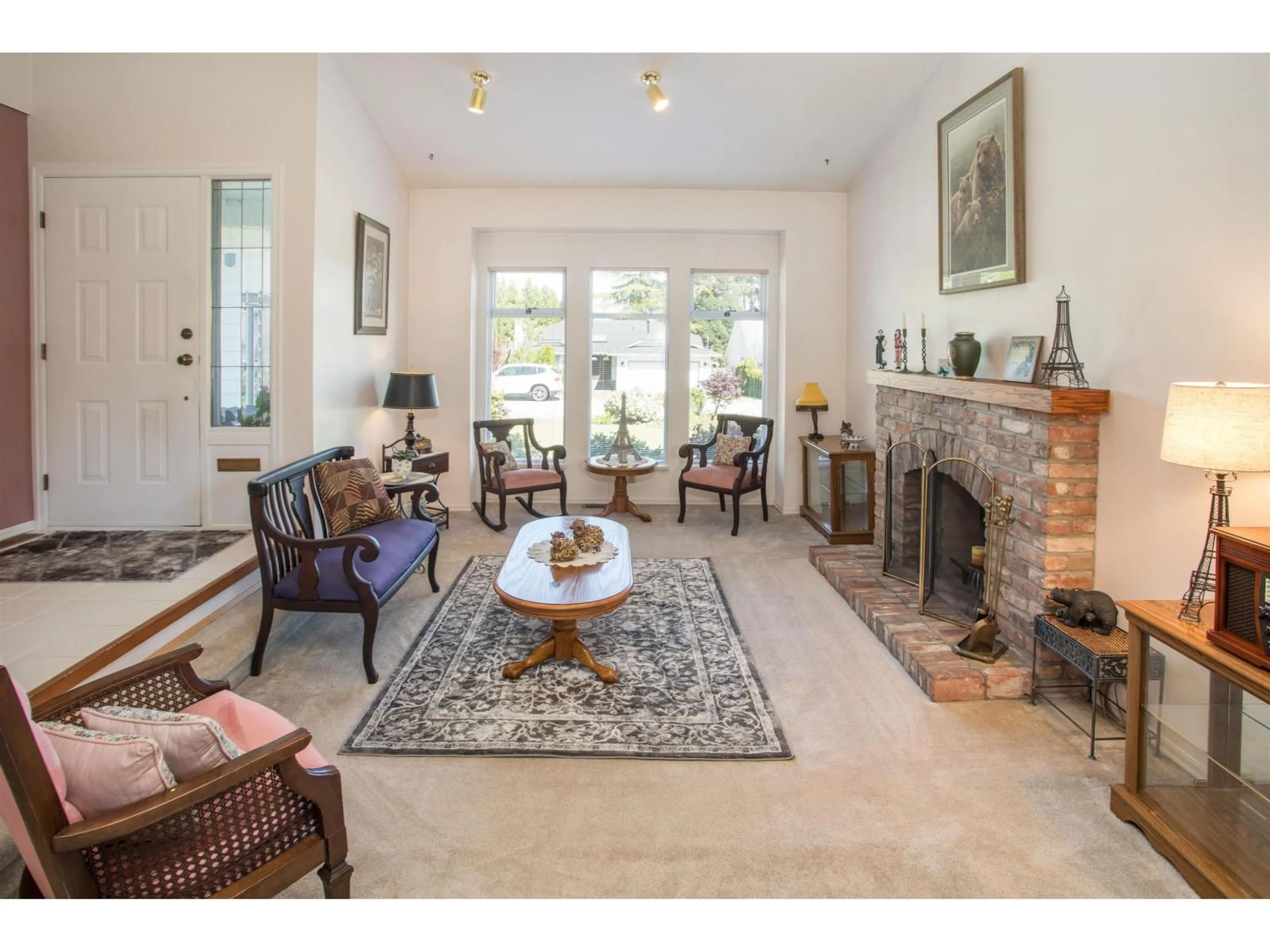 Living room with furniture, unknown for 1539 161, Surrey British Columbia V4A4X9