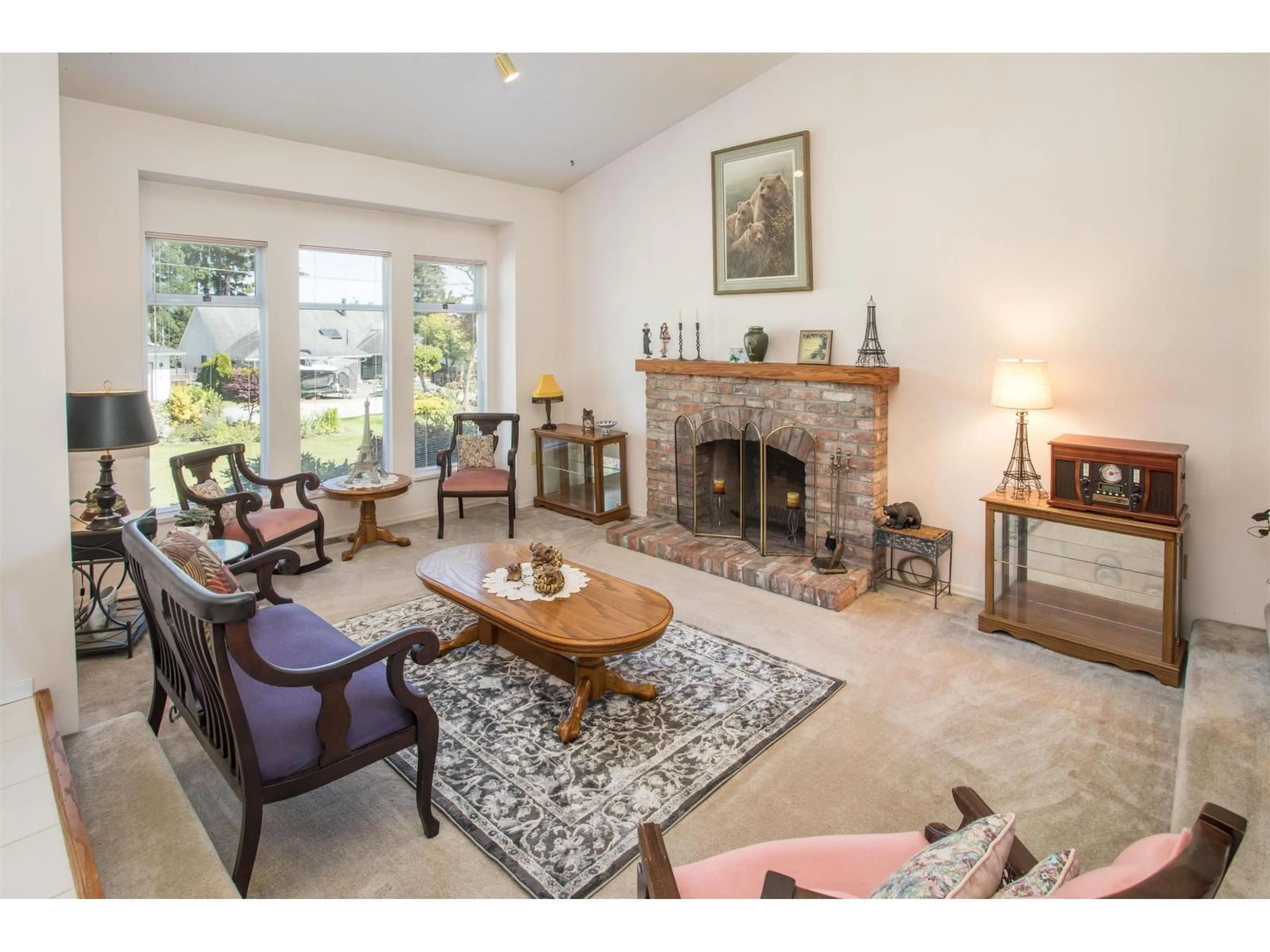 Living room with furniture, unknown for 1539 161, Surrey British Columbia V4A4X9