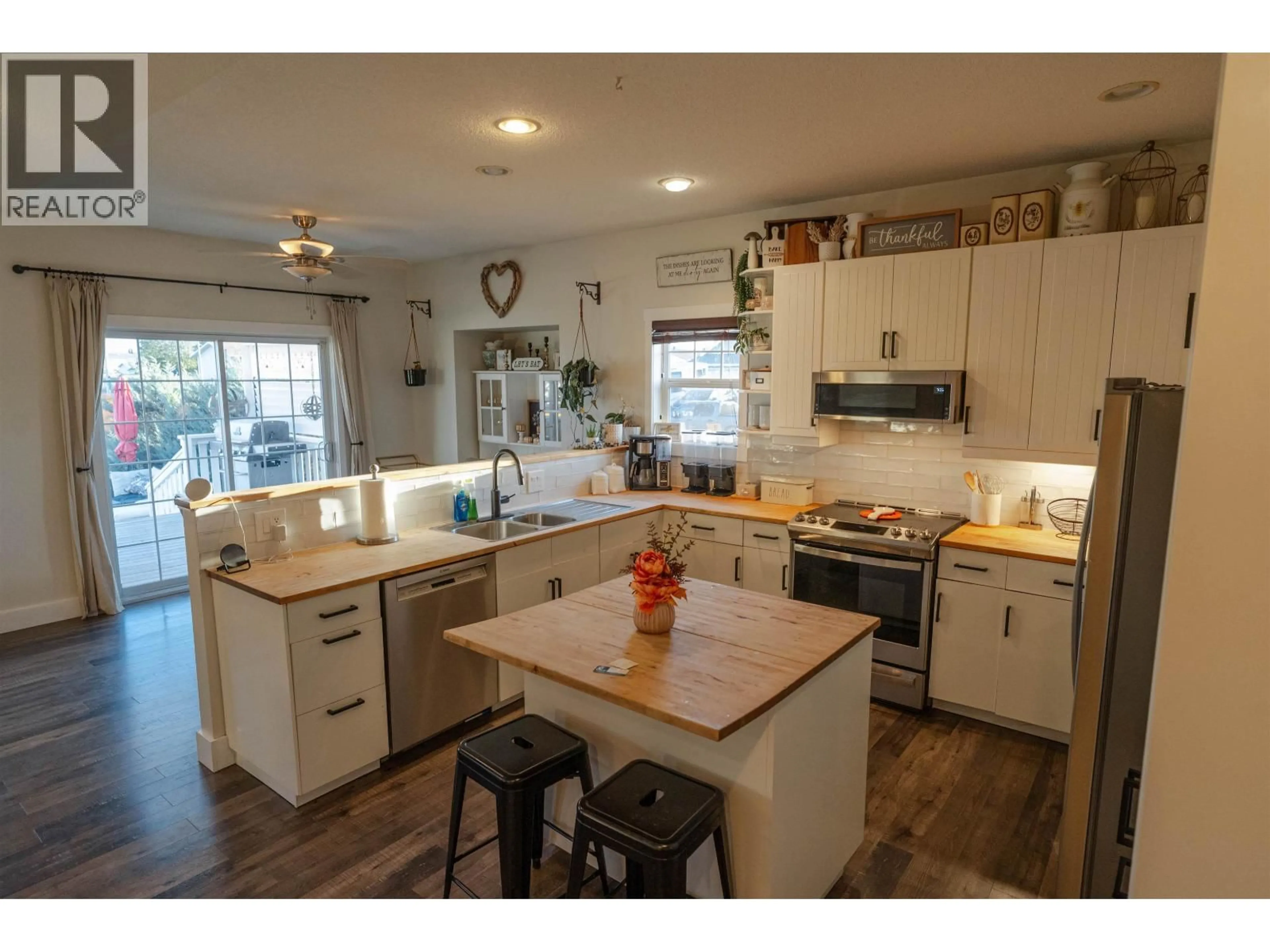 Open concept kitchen, unknown for 8723 109 AVENUE, Fort St. John British Columbia V1J7E6