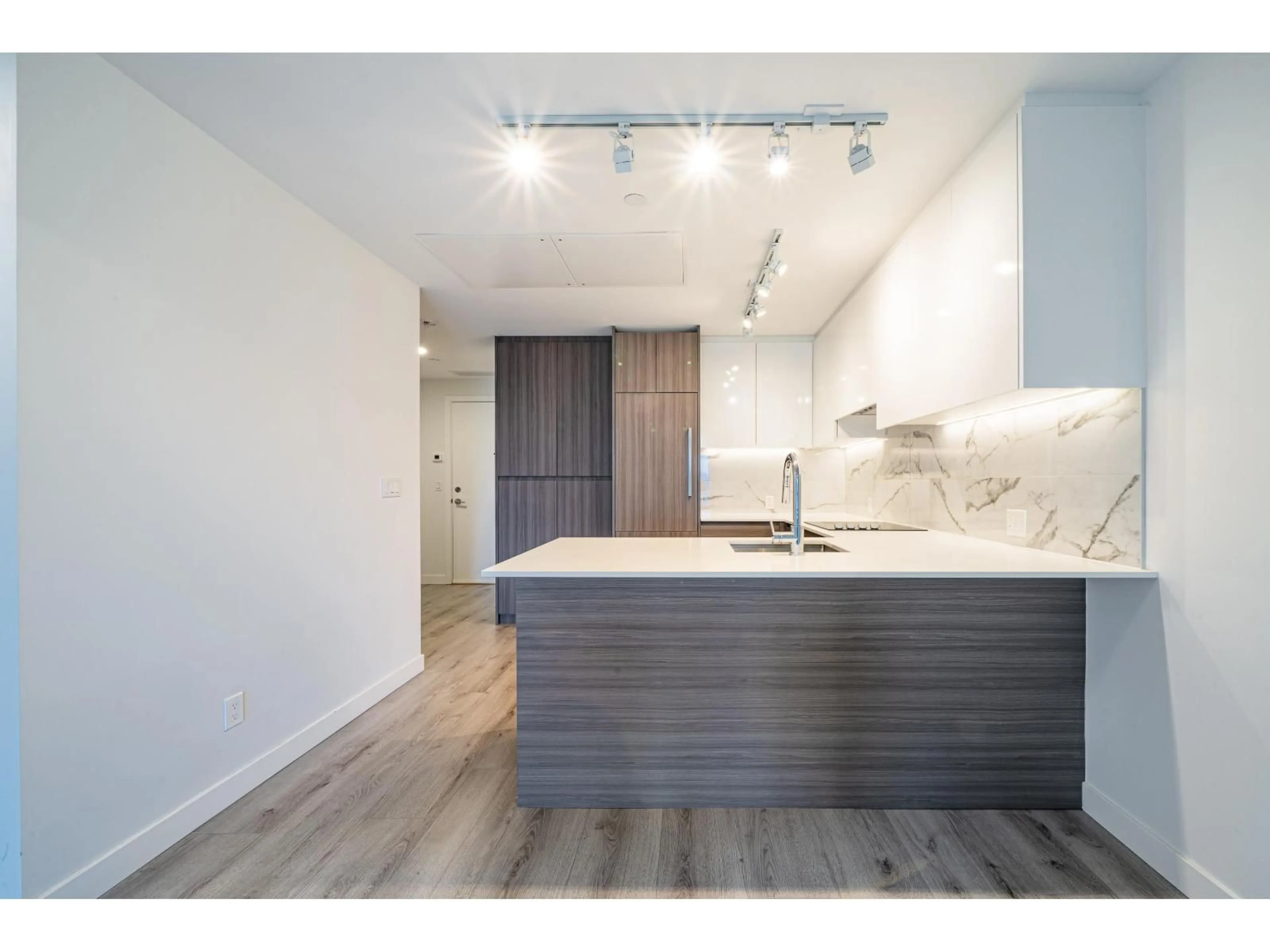 Open concept kitchen, wood/laminate floor for 1011 - 10626 CITY, Surrey British Columbia V3T0S3