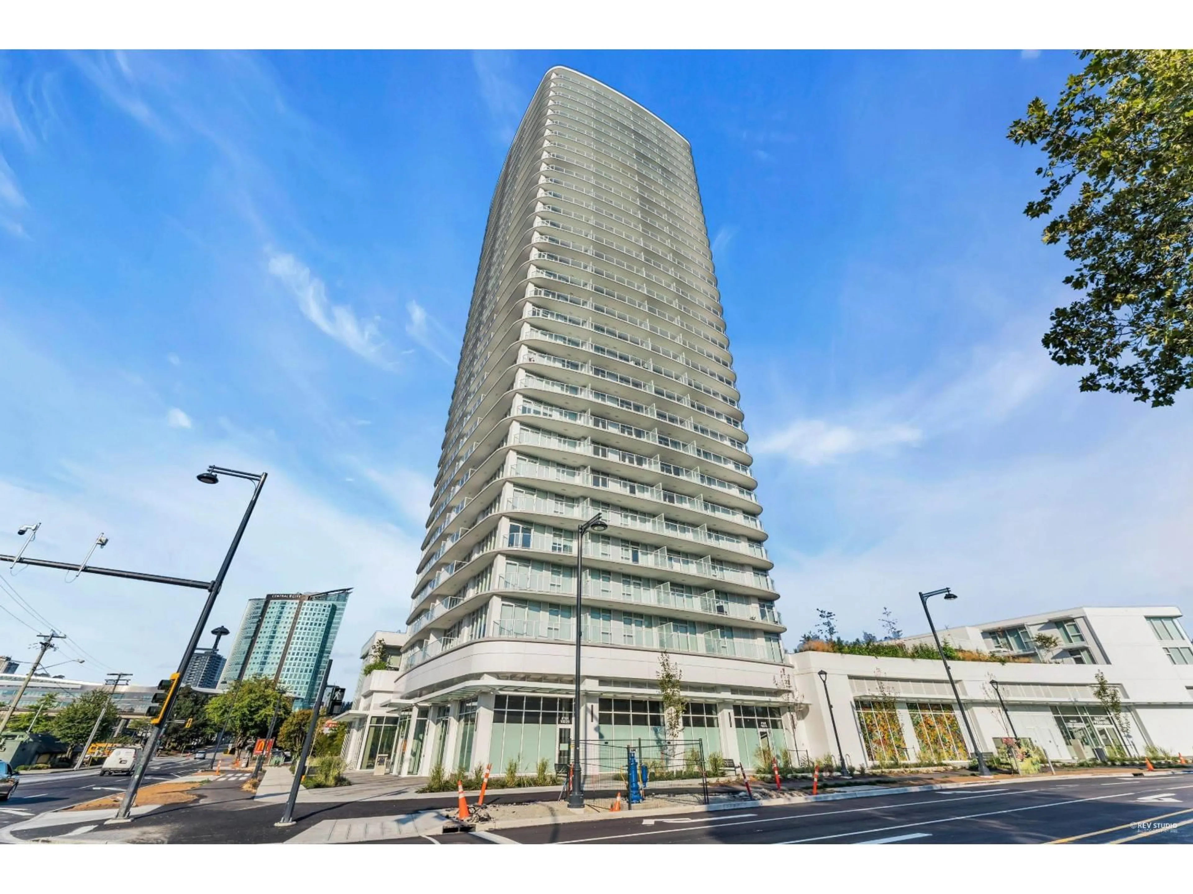Indoor foyer for 1002 - 13685 102, Surrey British Columbia V3T1N7