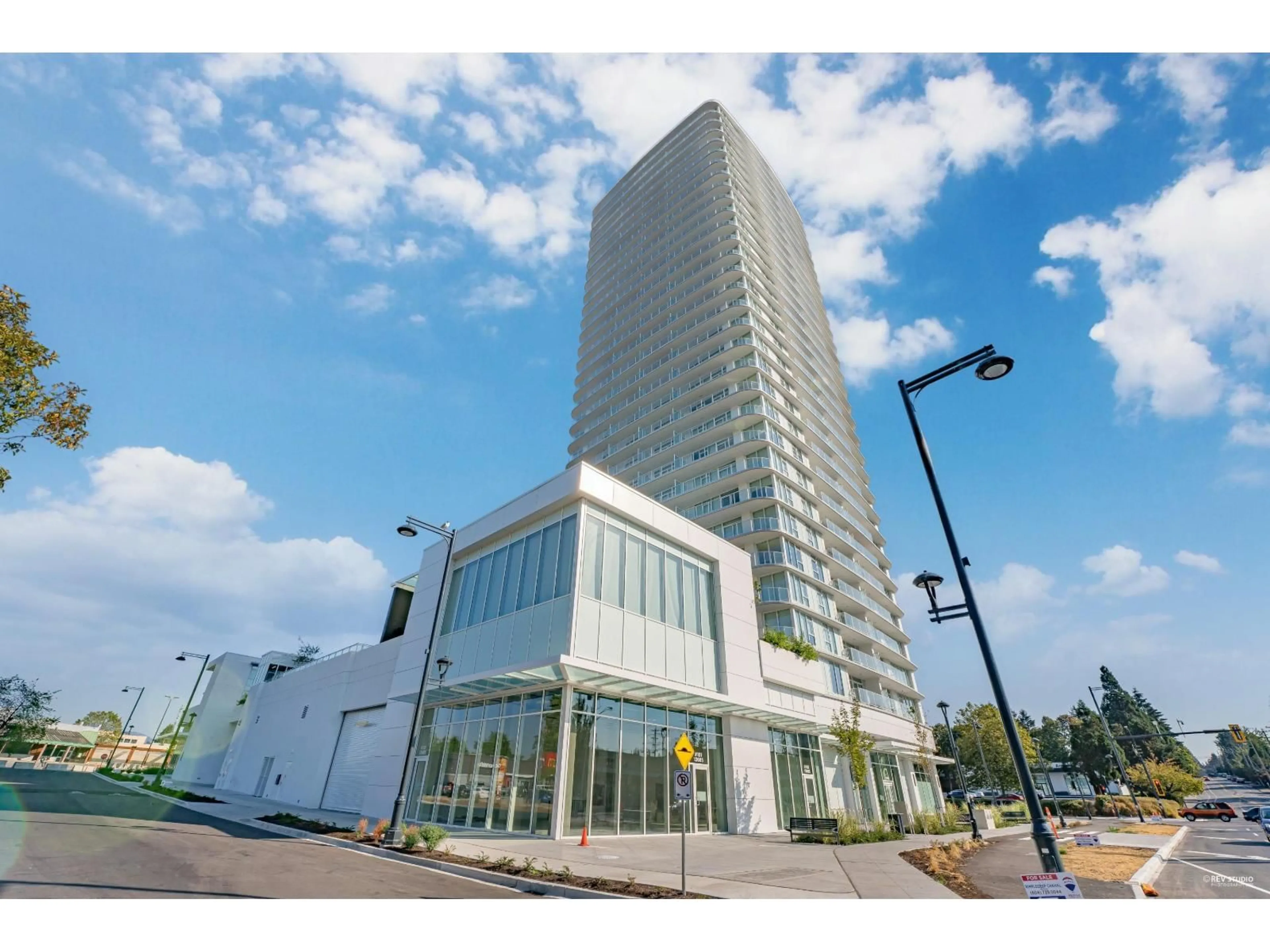Indoor foyer for 1002 - 13685 102, Surrey British Columbia V3T1N7