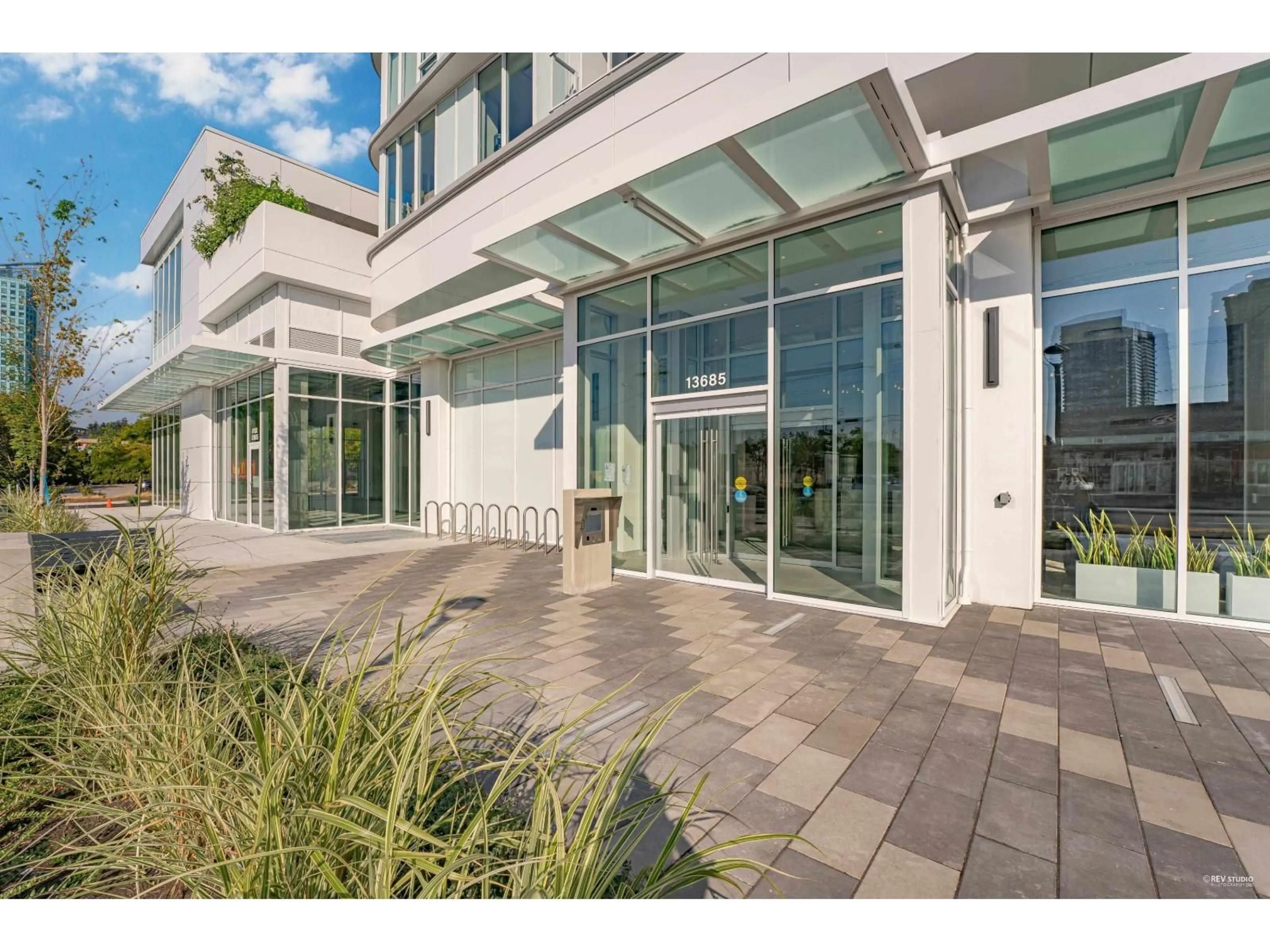 Indoor foyer for 1002 - 13685 102, Surrey British Columbia V3T1N7