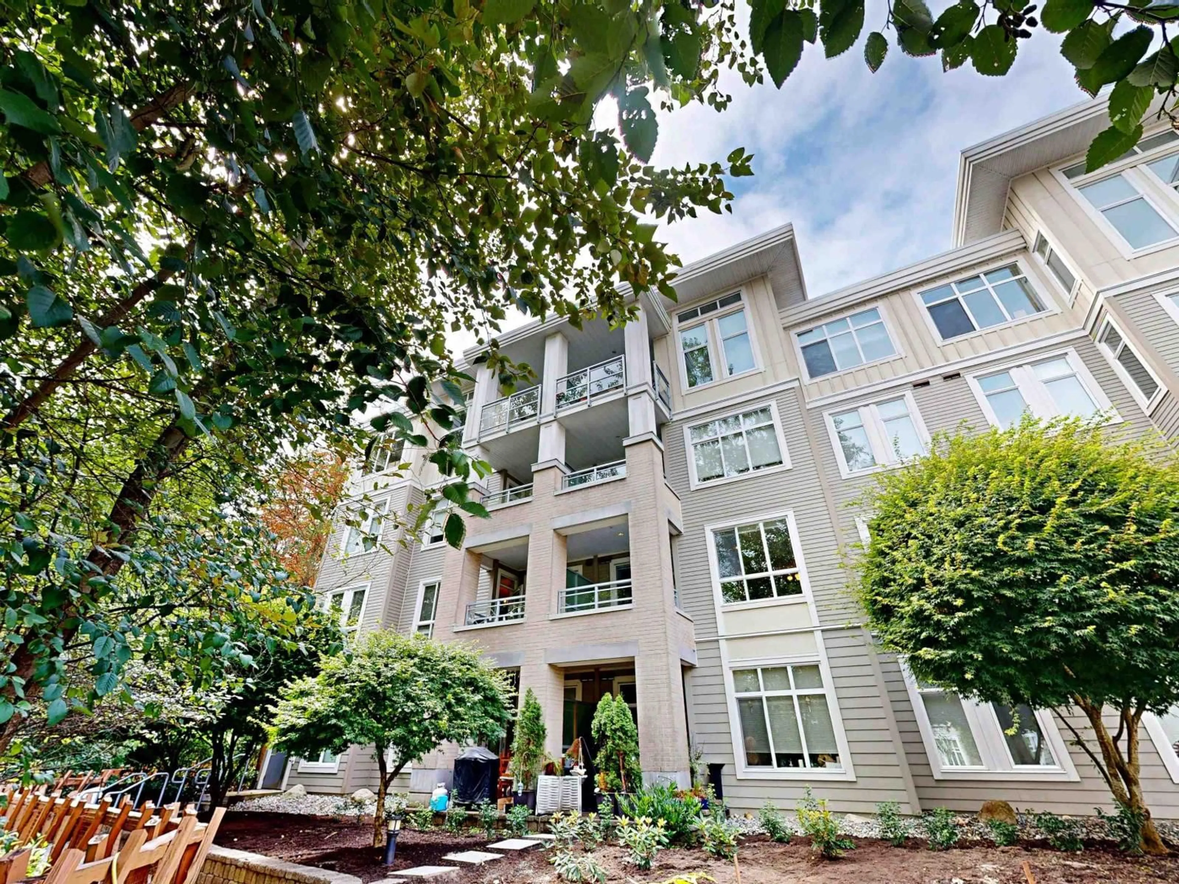 Patio, building for 213 - 15428 31, Surrey British Columbia V3Z3W4