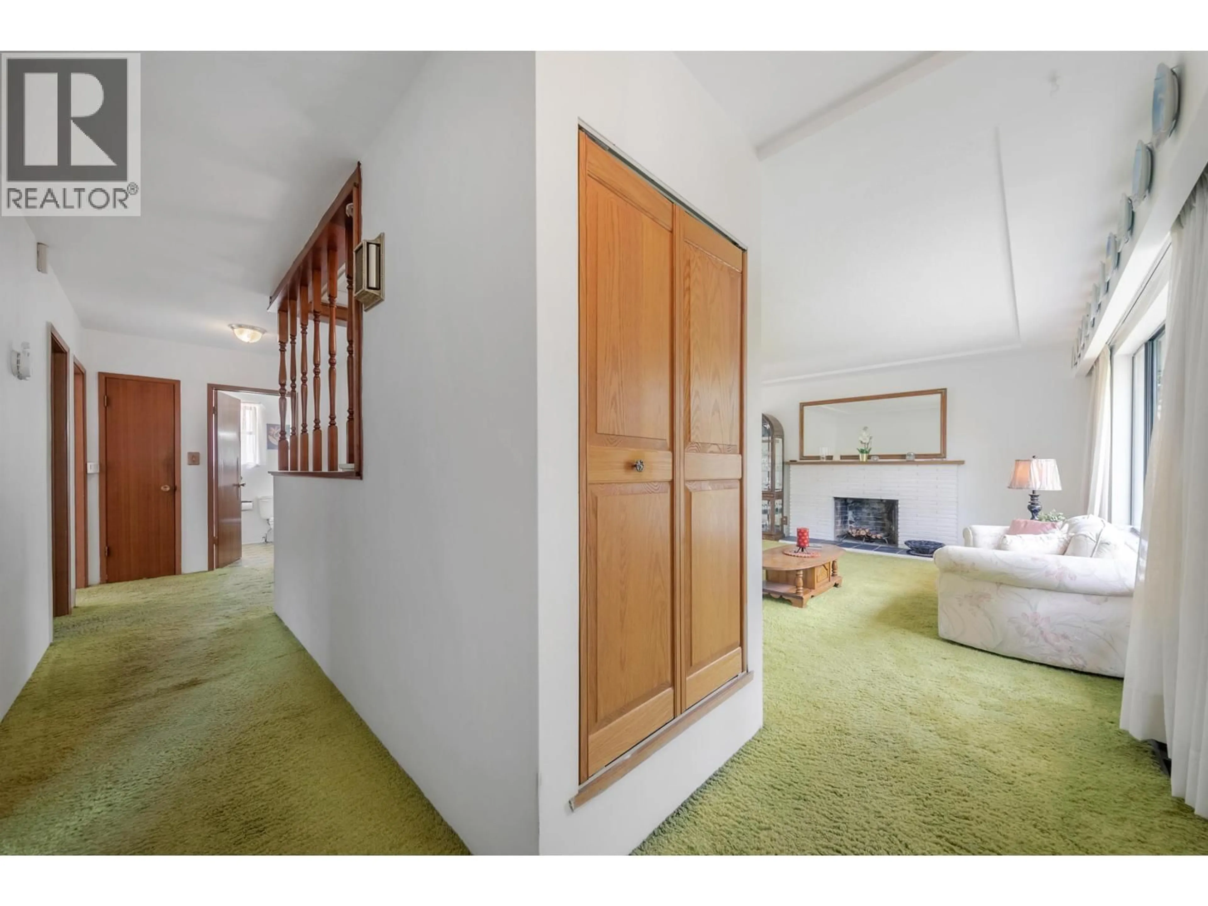 Indoor foyer for 5060 VENABLES STREET, Burnaby British Columbia V5B1X7