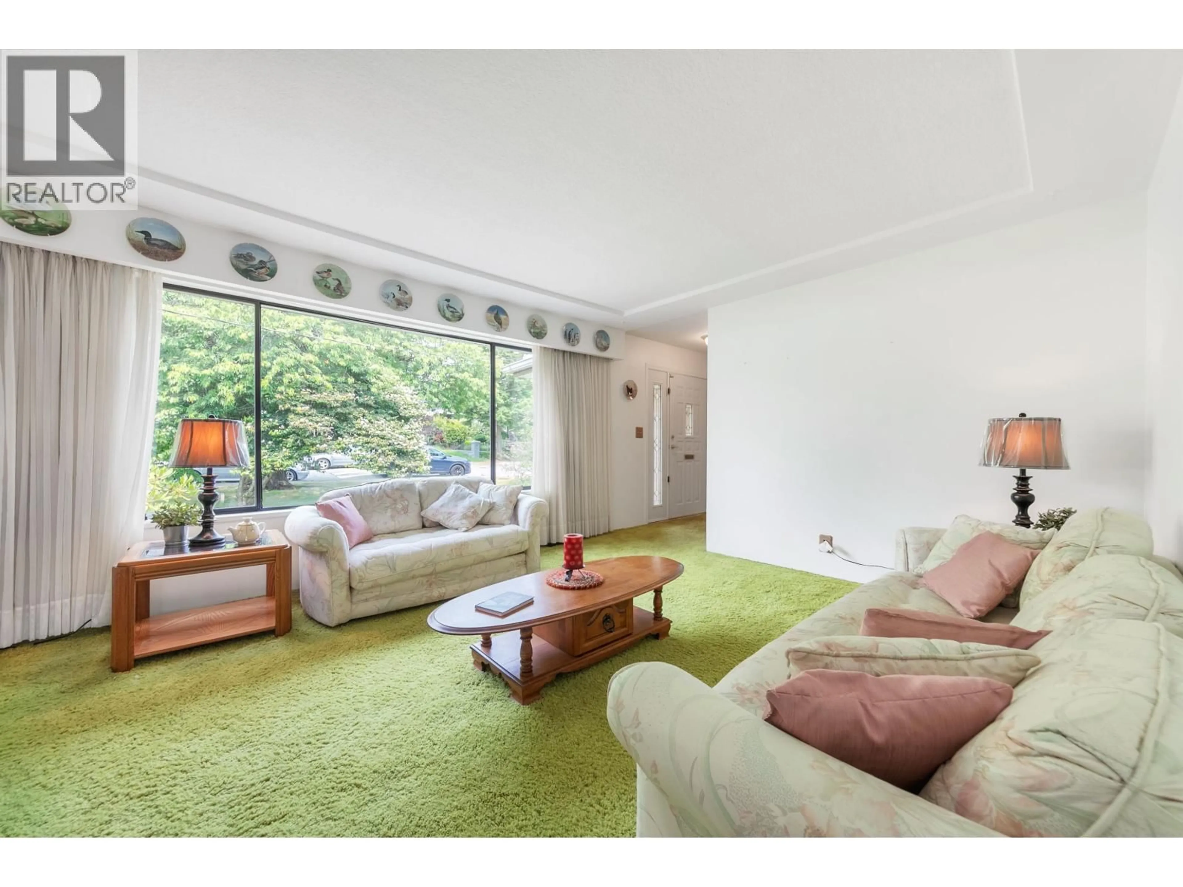 Living room with furniture, carpet floor for 5060 VENABLES STREET, Burnaby British Columbia V5B1X7