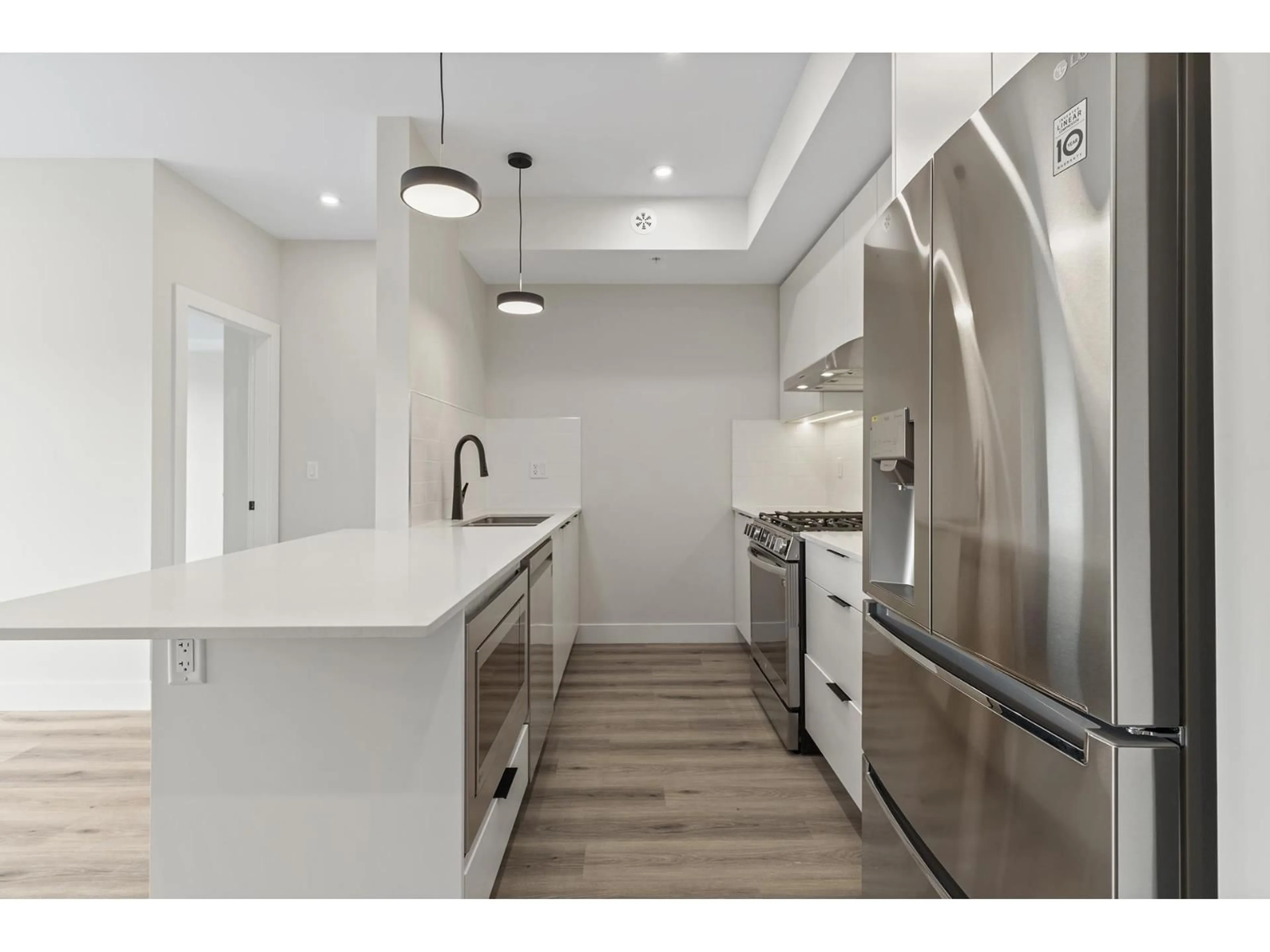 Open concept kitchen, unknown for 402 - 6285 KING GEORGE, Surrey British Columbia V3X0L3
