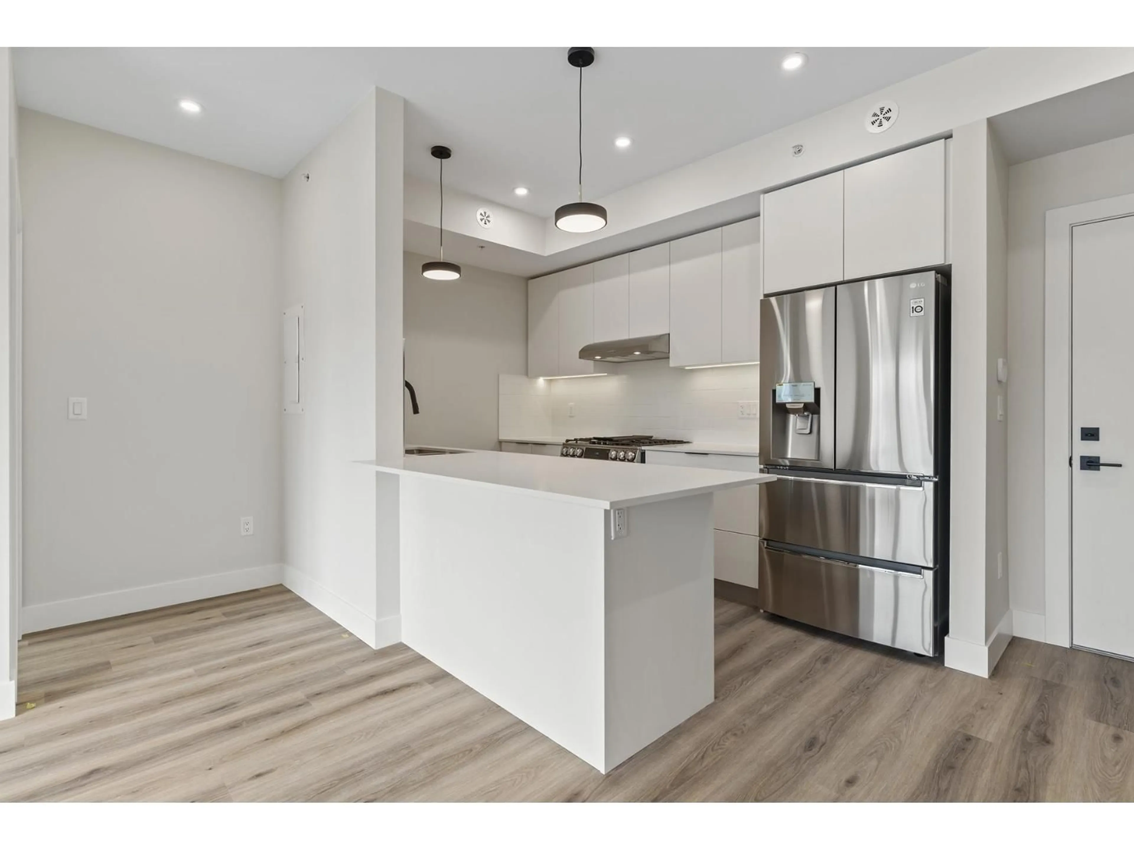 Open concept kitchen, unknown for 402 - 6285 KING GEORGE, Surrey British Columbia V3X0L3
