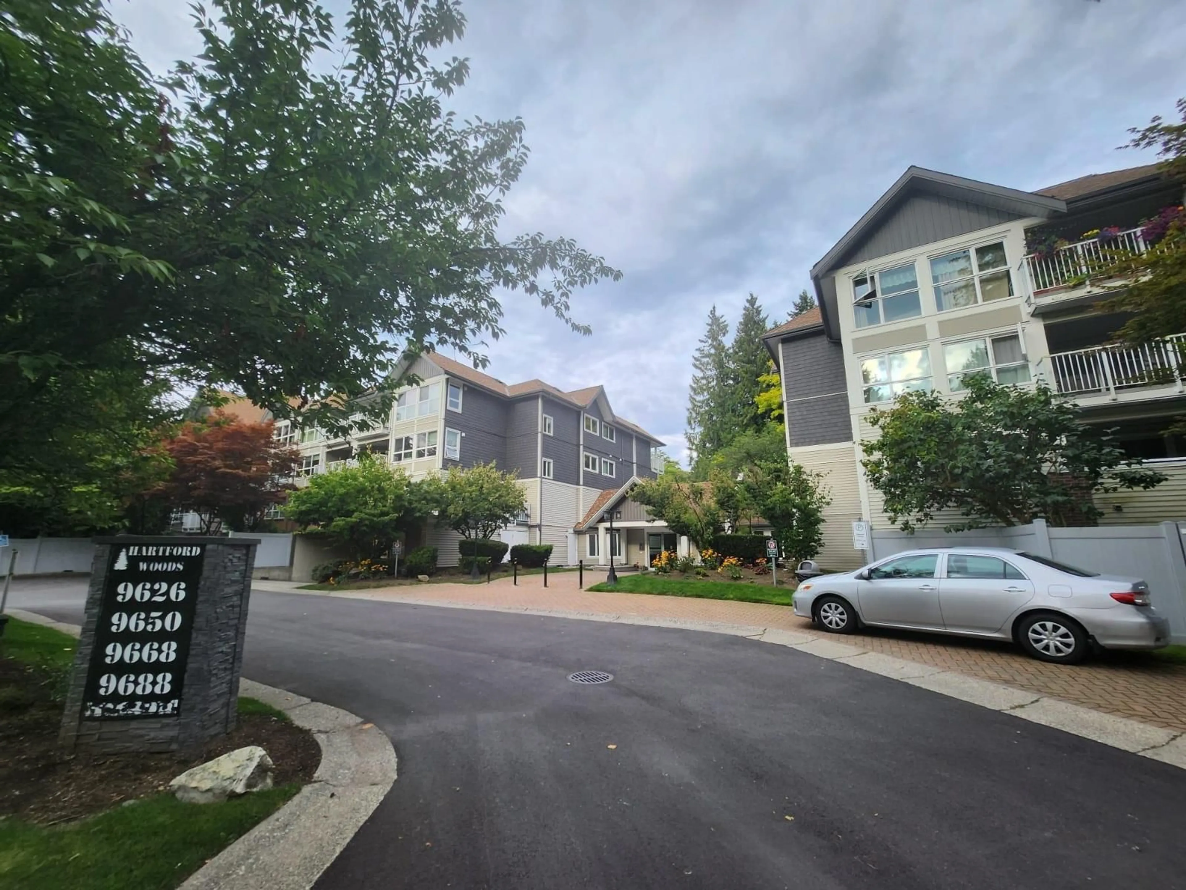 A pic from outside/outdoor area/front of a property/back of a property/a pic from drone, unknown for 205 - 9668 148, Surrey British Columbia V3R0W2