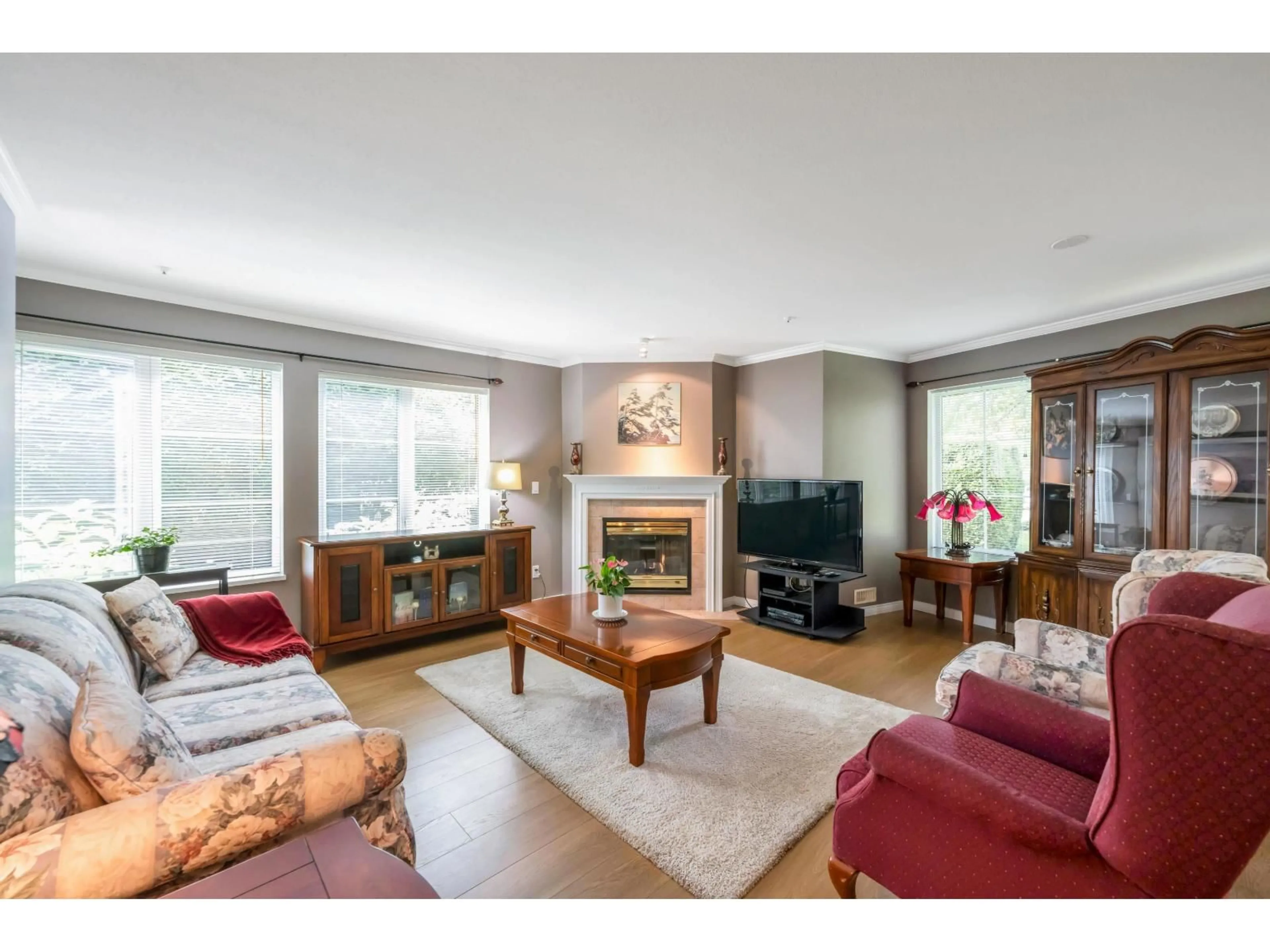 Living room with furniture, wood/laminate floor for 104 - 12155 75A, Surrey British Columbia V3W1B9
