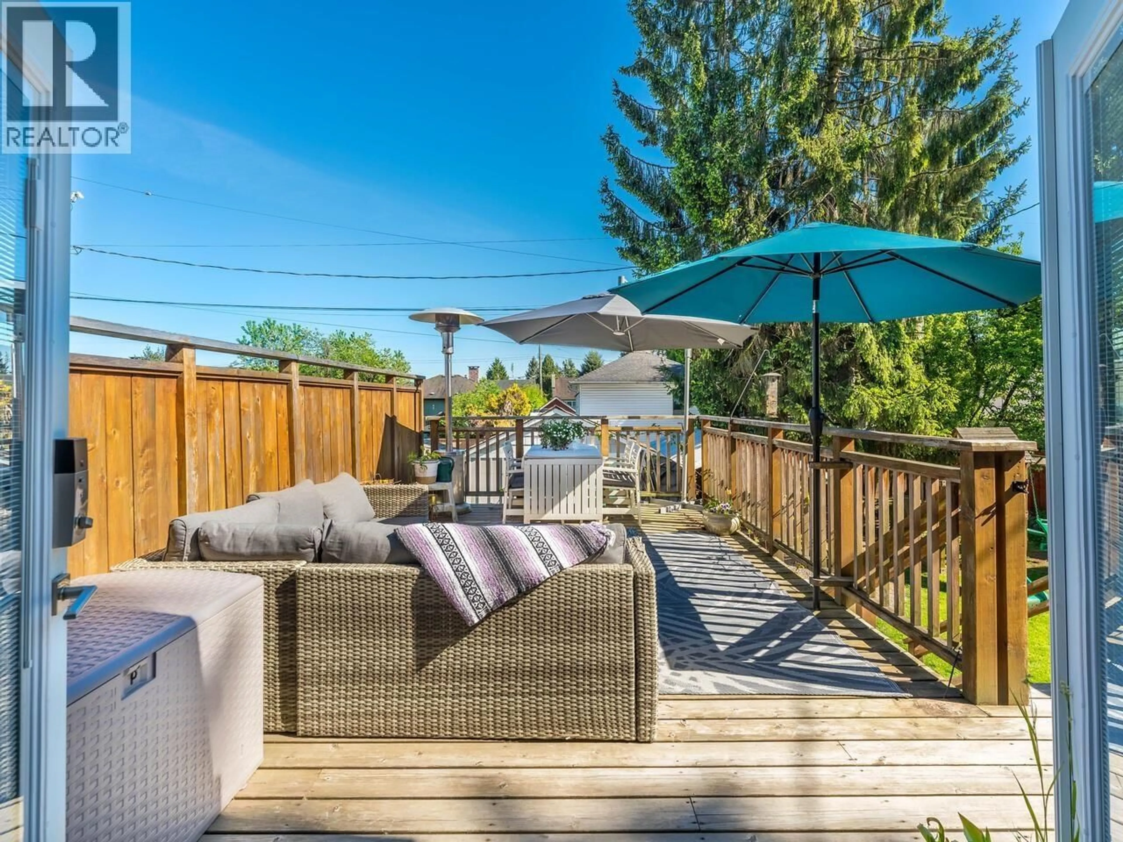 Patio, street for 1124 TENTH AVENUE, New Westminster British Columbia V3M3H7