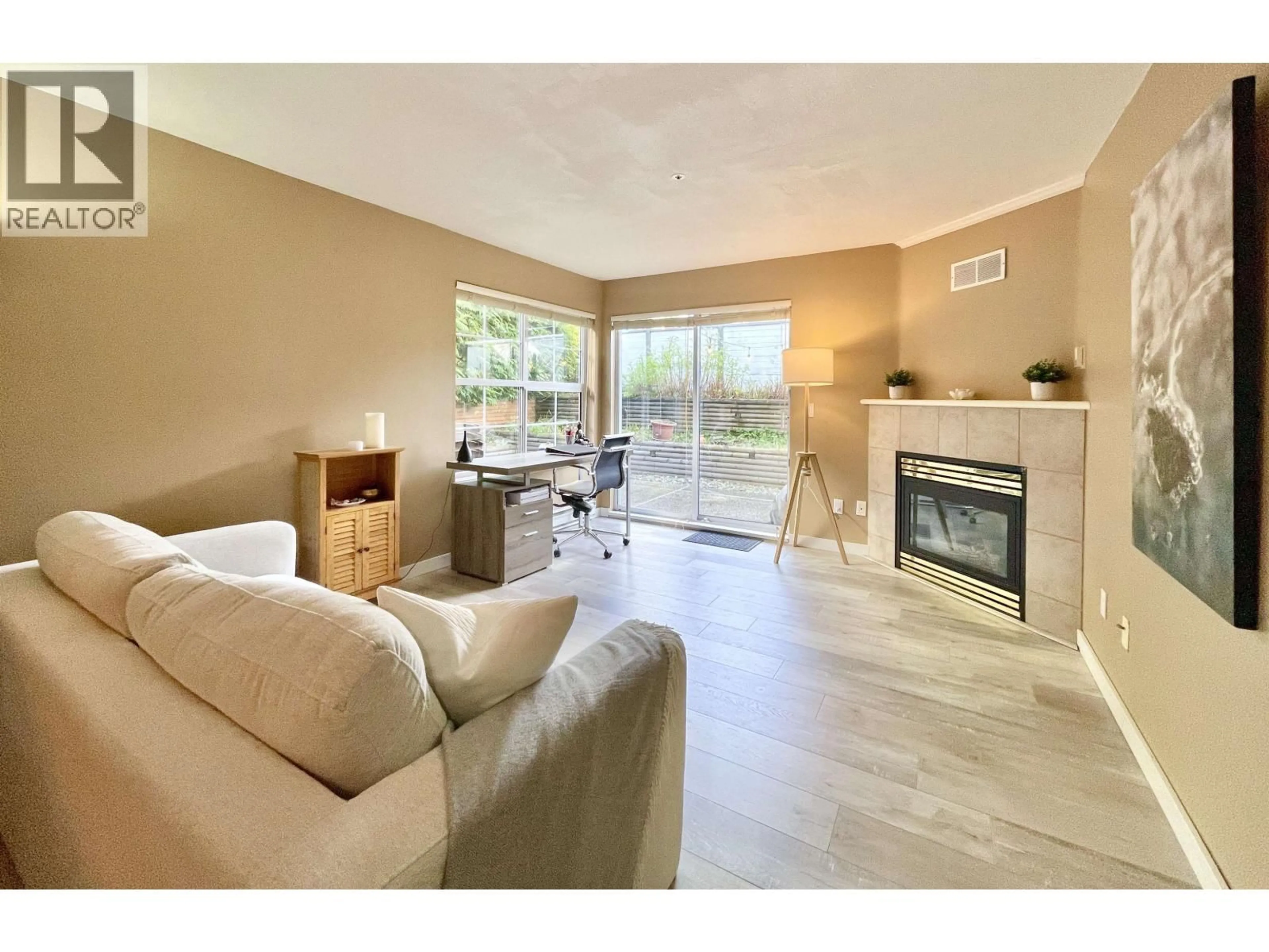 Living room with furniture, unknown for 35 - 689 PARK ROAD, Gibsons British Columbia V0N1V7