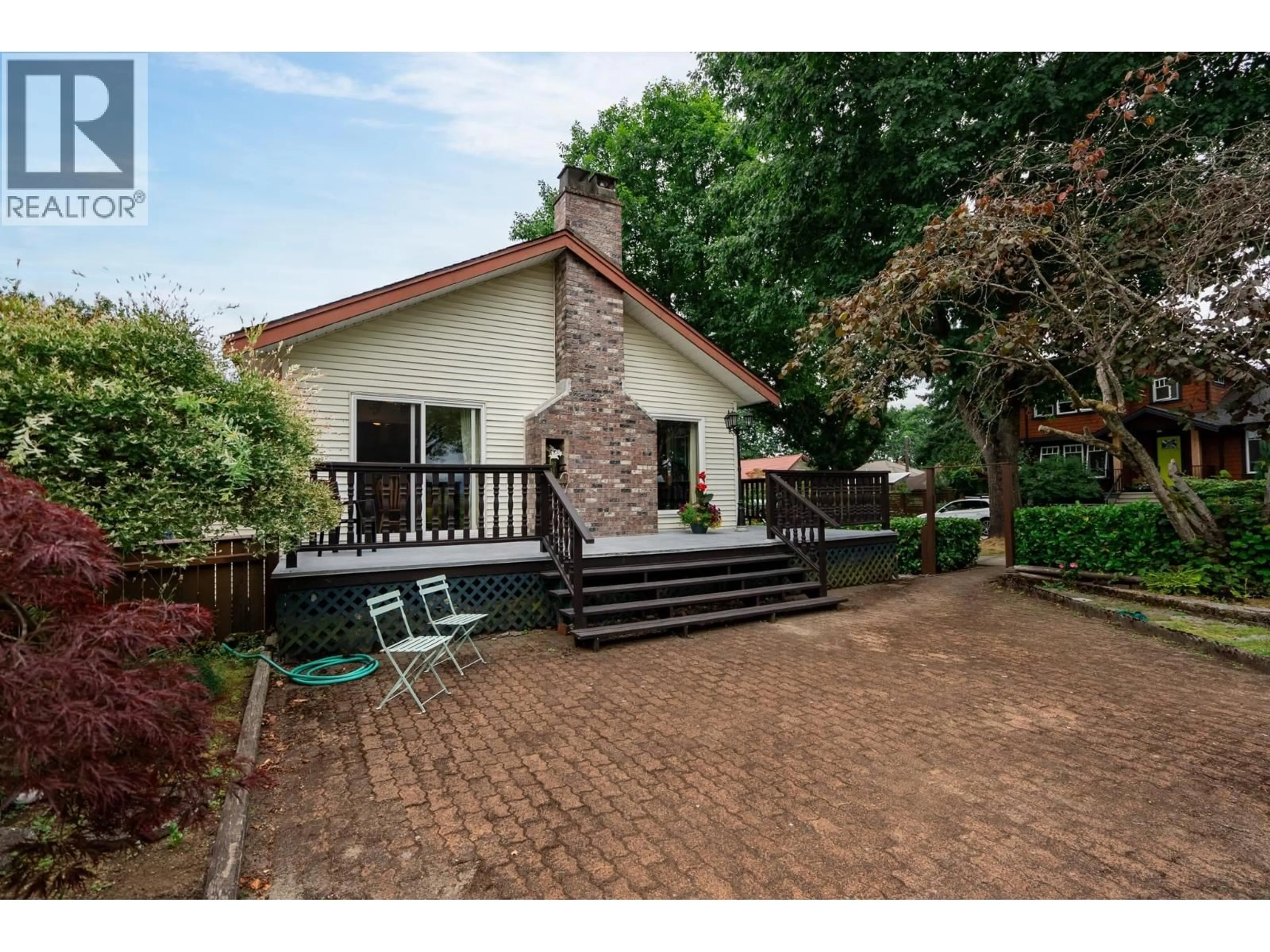 Patio, street for 3900 ETON STREET, Burnaby British Columbia V5C1J5