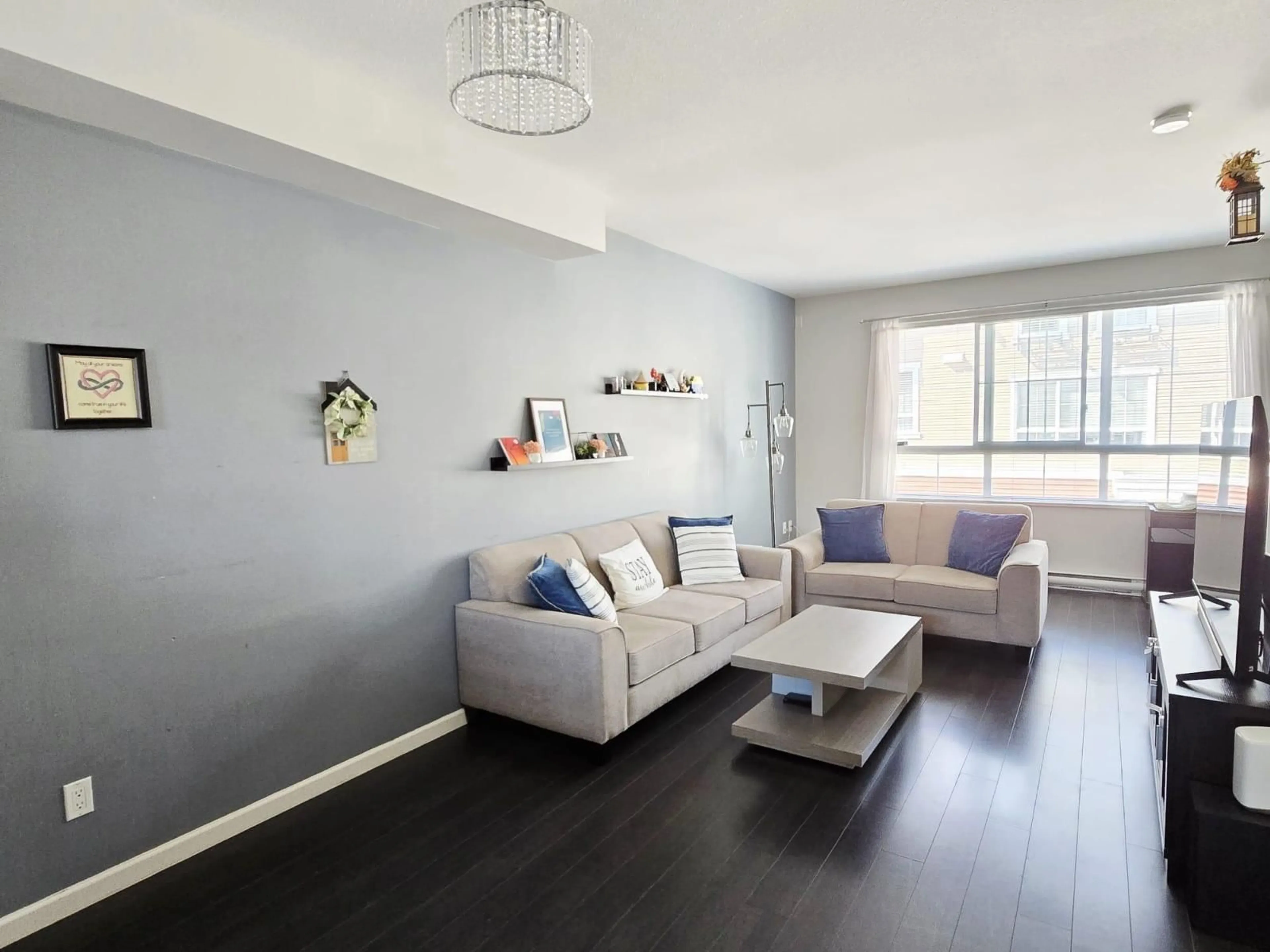 Living room with furniture, wood/laminate floor for 100 - 19505 68A, Surrey British Columbia V4N6K3