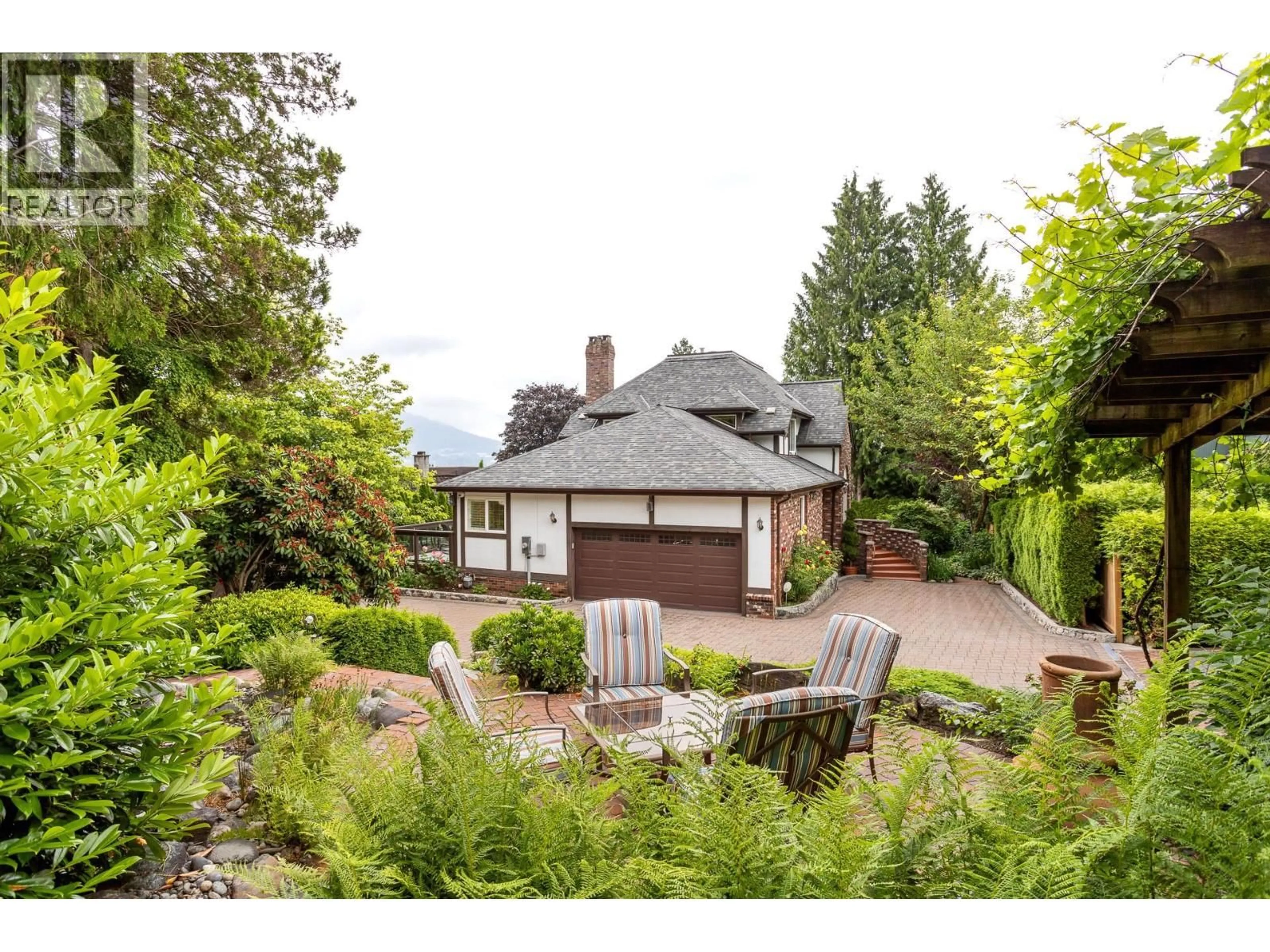 A pic from outside/outdoor area/front of a property/back of a property/a pic from drone, street for 2953 ADMIRAL COURT, Coquitlam British Columbia V3C4E8