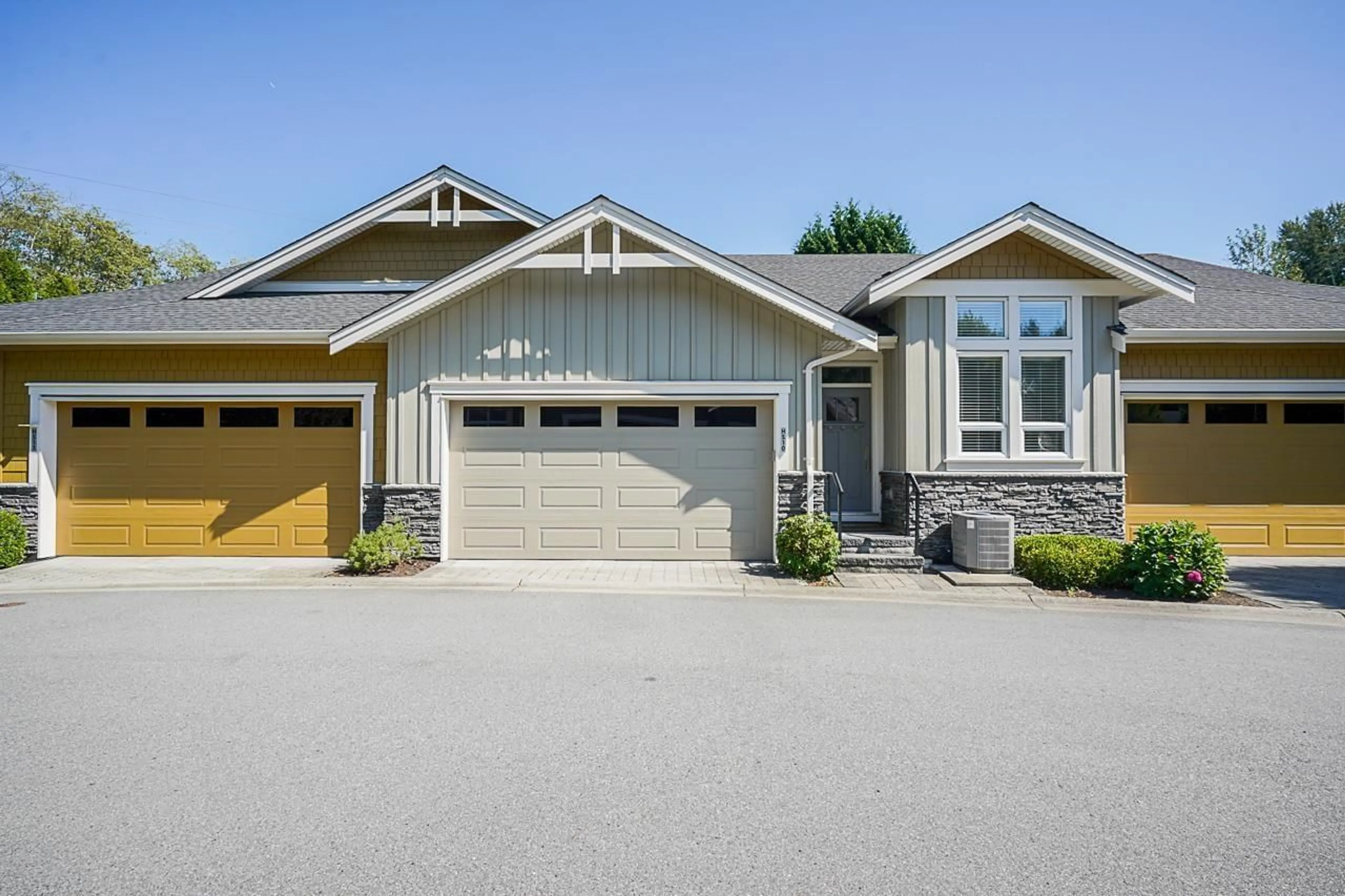 Home with vinyl exterior material, street for 10 - 15989 MOUNTAIN VIEW, Surrey British Columbia V3Z0M9