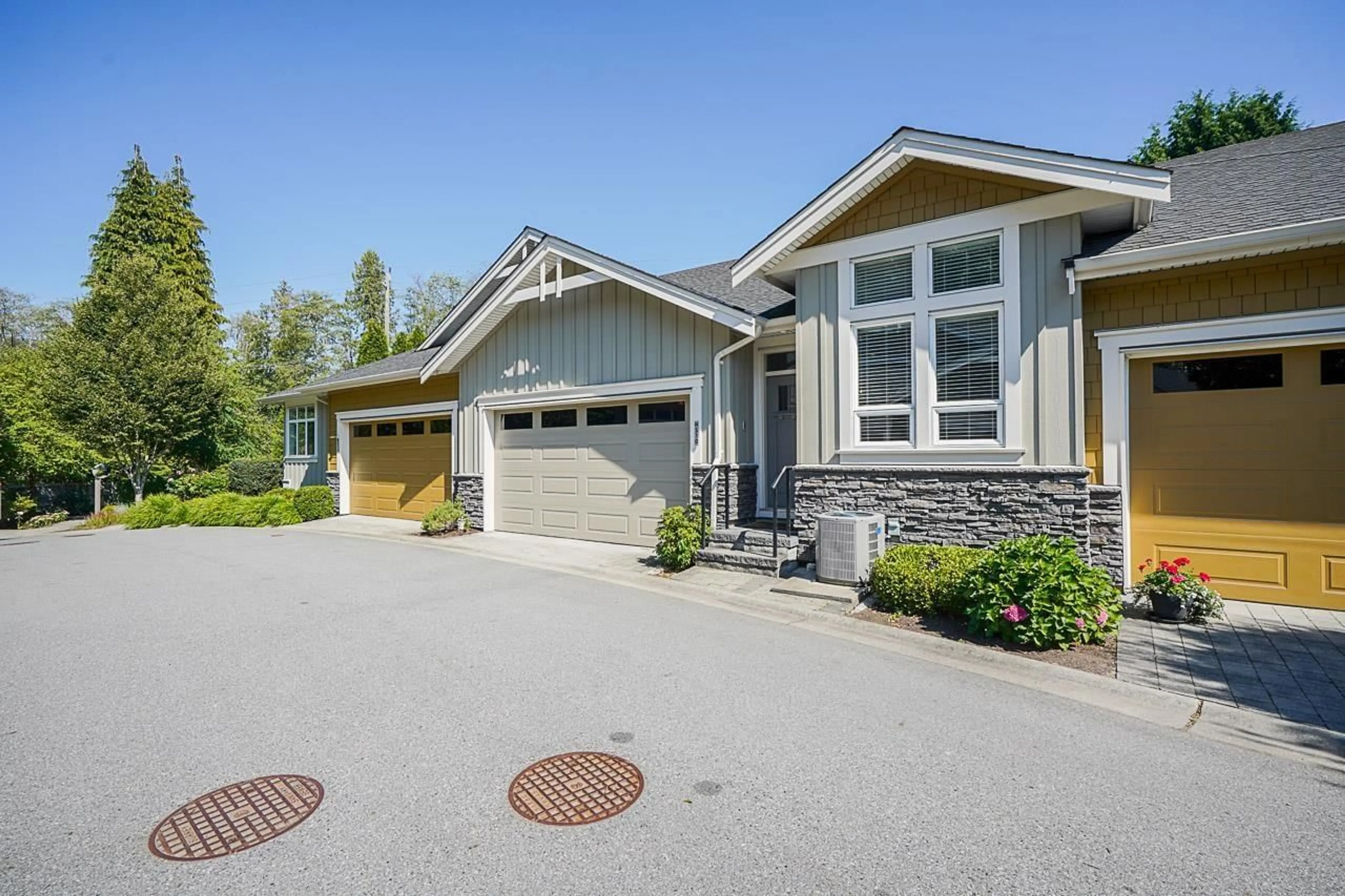 Home with vinyl exterior material, street for 10 - 15989 MOUNTAIN VIEW, Surrey British Columbia V3Z0M9