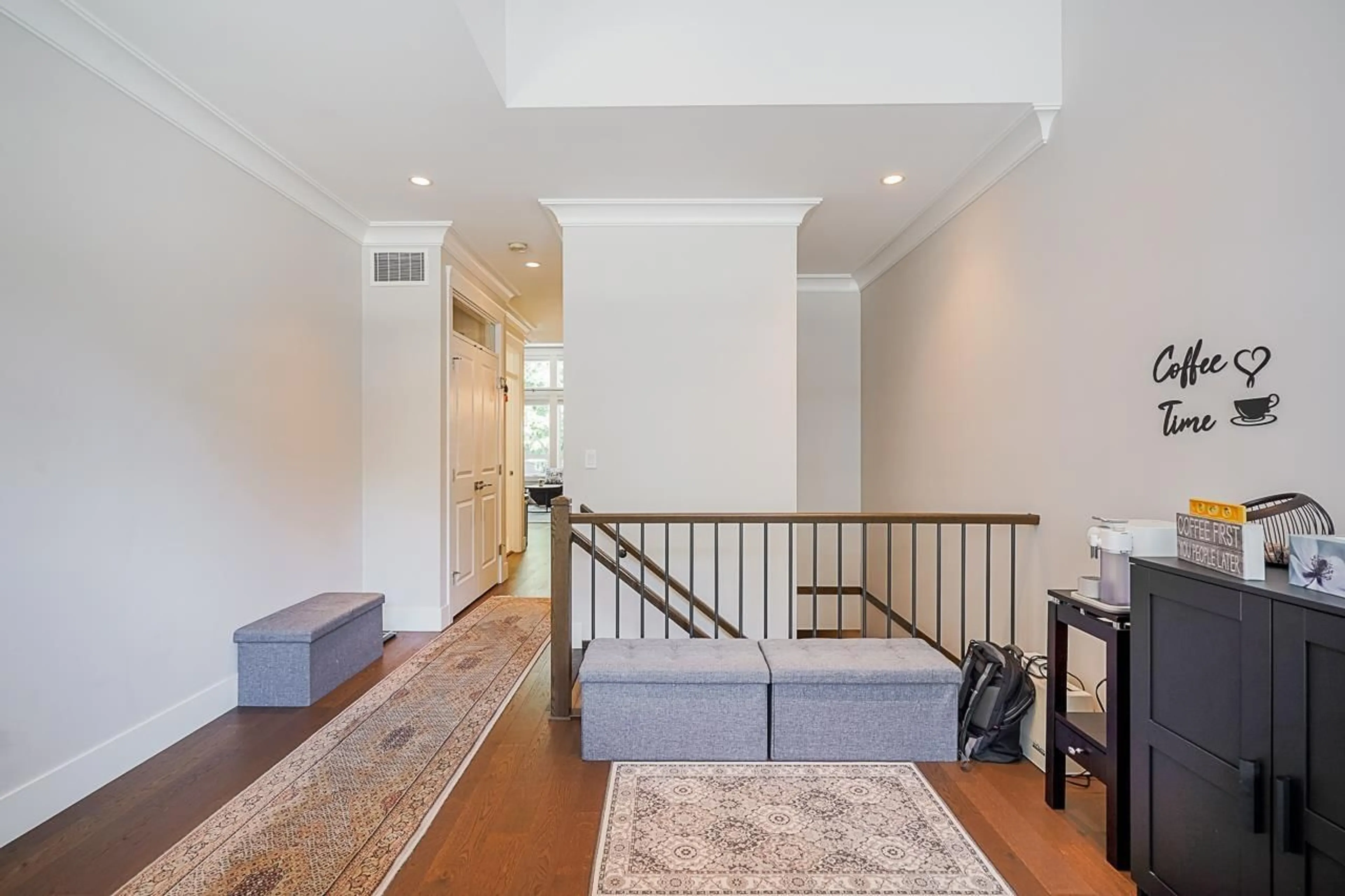 Indoor foyer for 10 - 15989 MOUNTAIN VIEW, Surrey British Columbia V3Z0M9