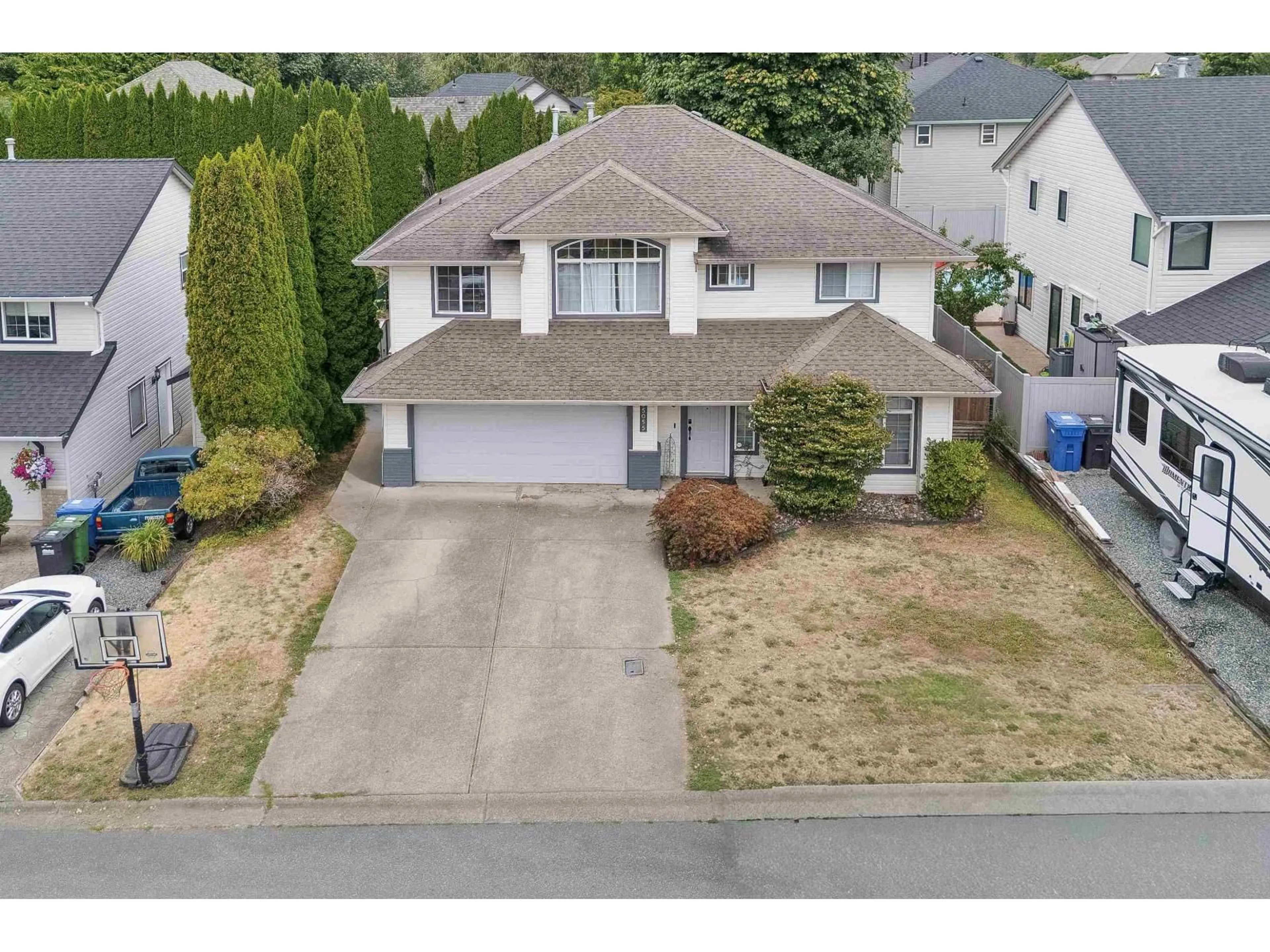 A pic from outside/outdoor area/front of a property/back of a property/a pic from drone, street for 35055 KOOTENAY, Abbotsford British Columbia V2S8C9