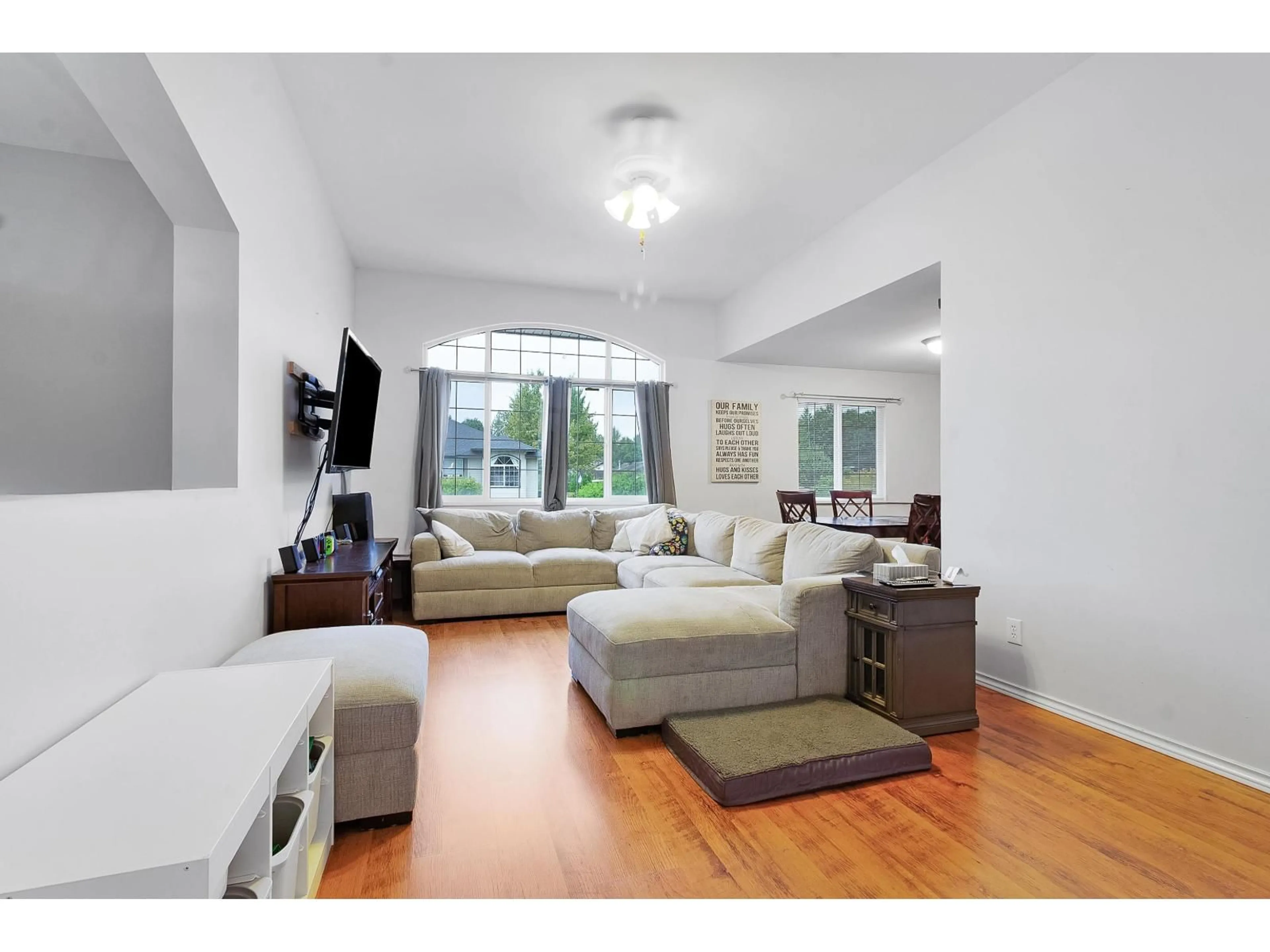 Living room with furniture, unknown for 35055 KOOTENAY, Abbotsford British Columbia V2S8C9