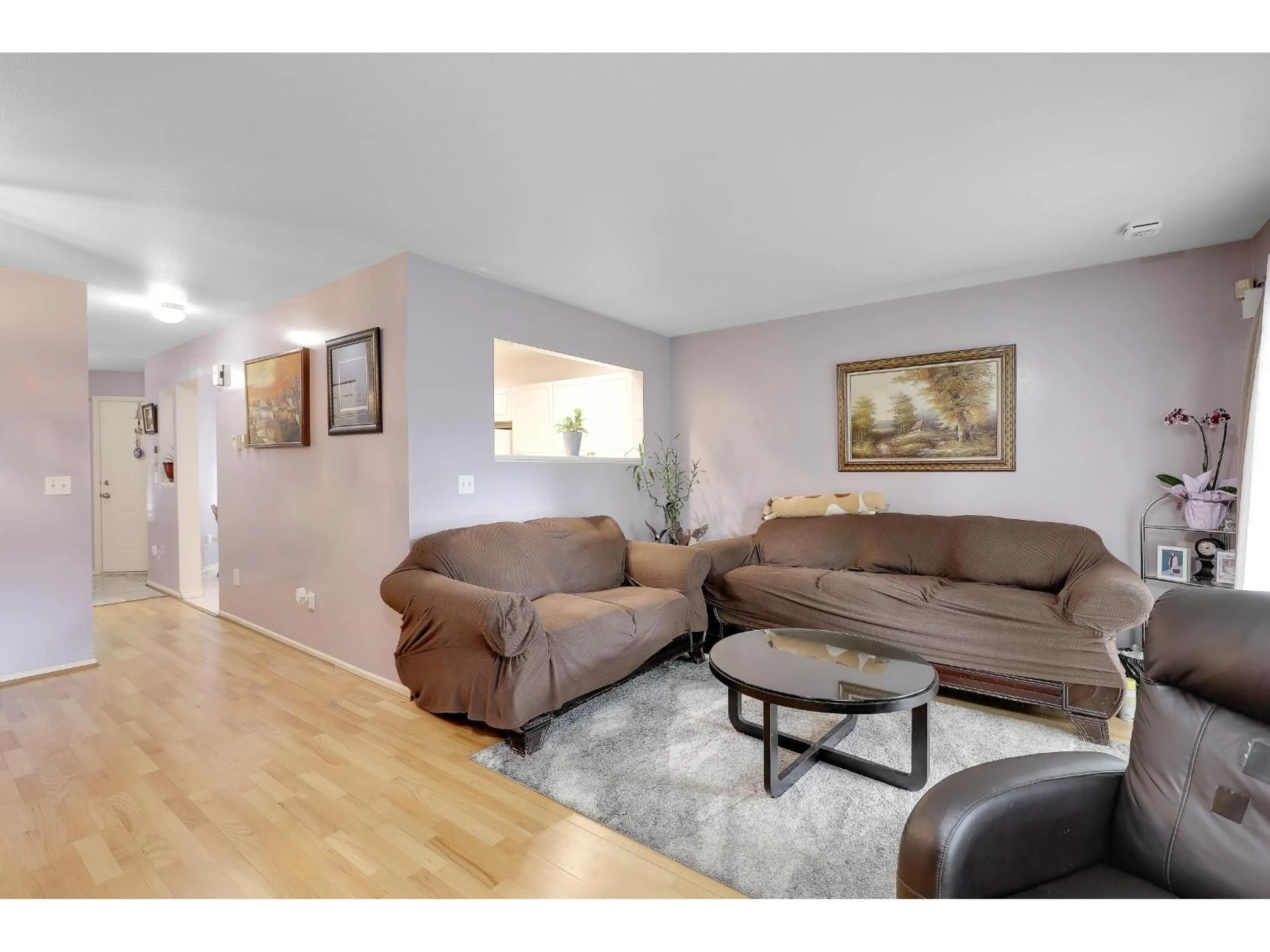 Living room with furniture, wood/laminate floor for 30 - 10038 155, Surrey British Columbia V3R0S2