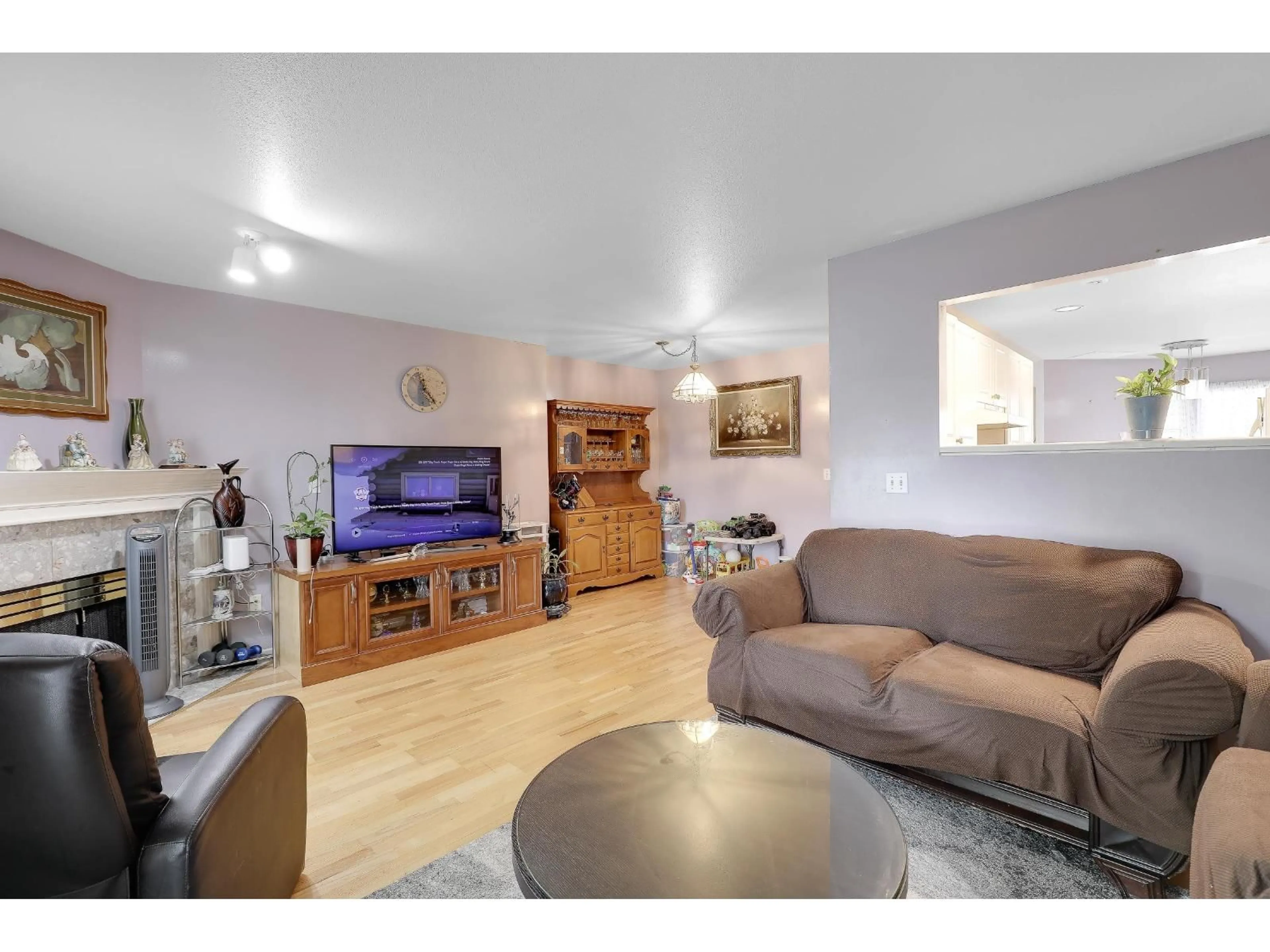 Living room with furniture, unknown for 30 - 10038 155, Surrey British Columbia V3R0S2