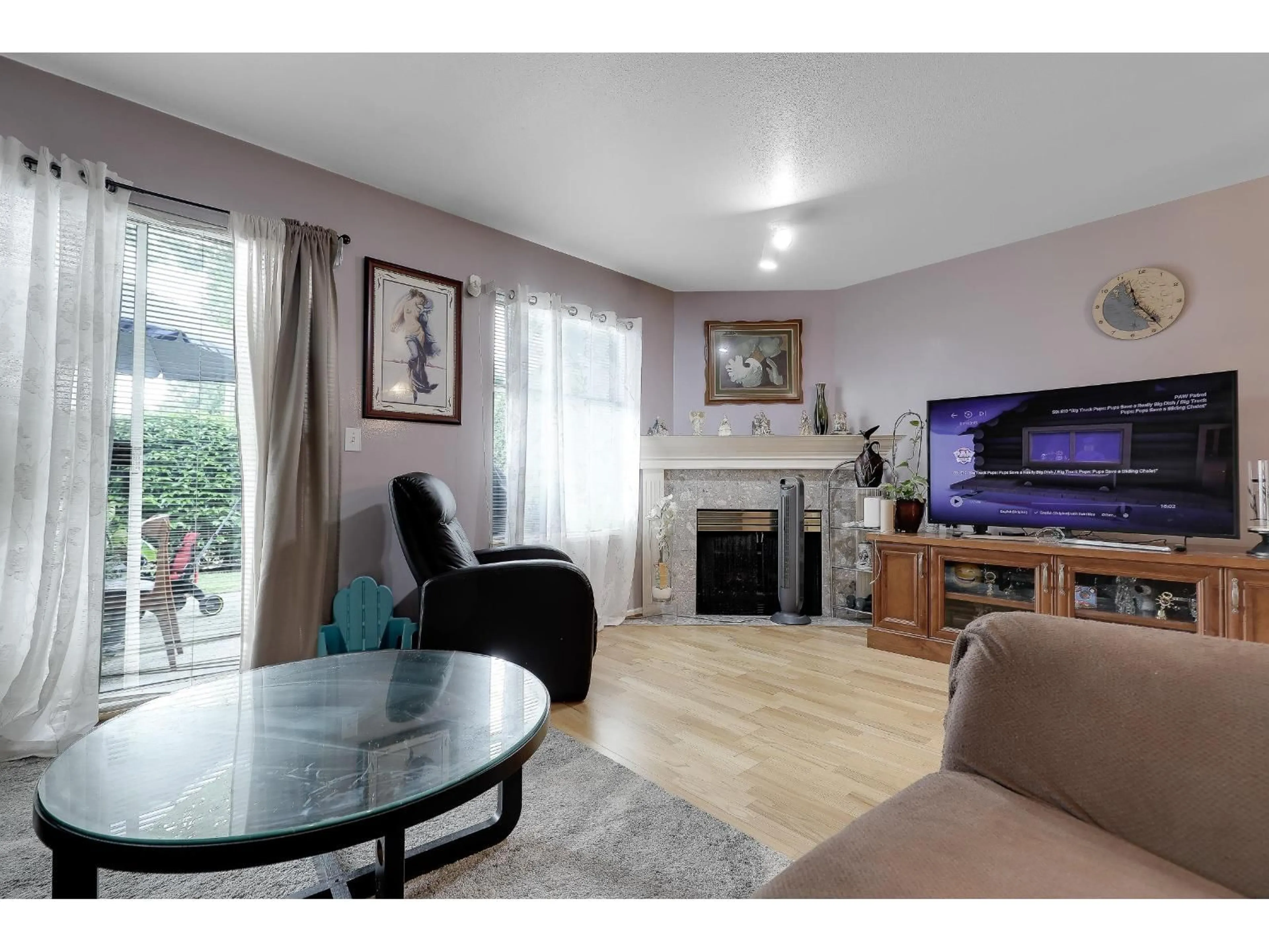 Living room with furniture, wood/laminate floor for 30 - 10038 155, Surrey British Columbia V3R0S2