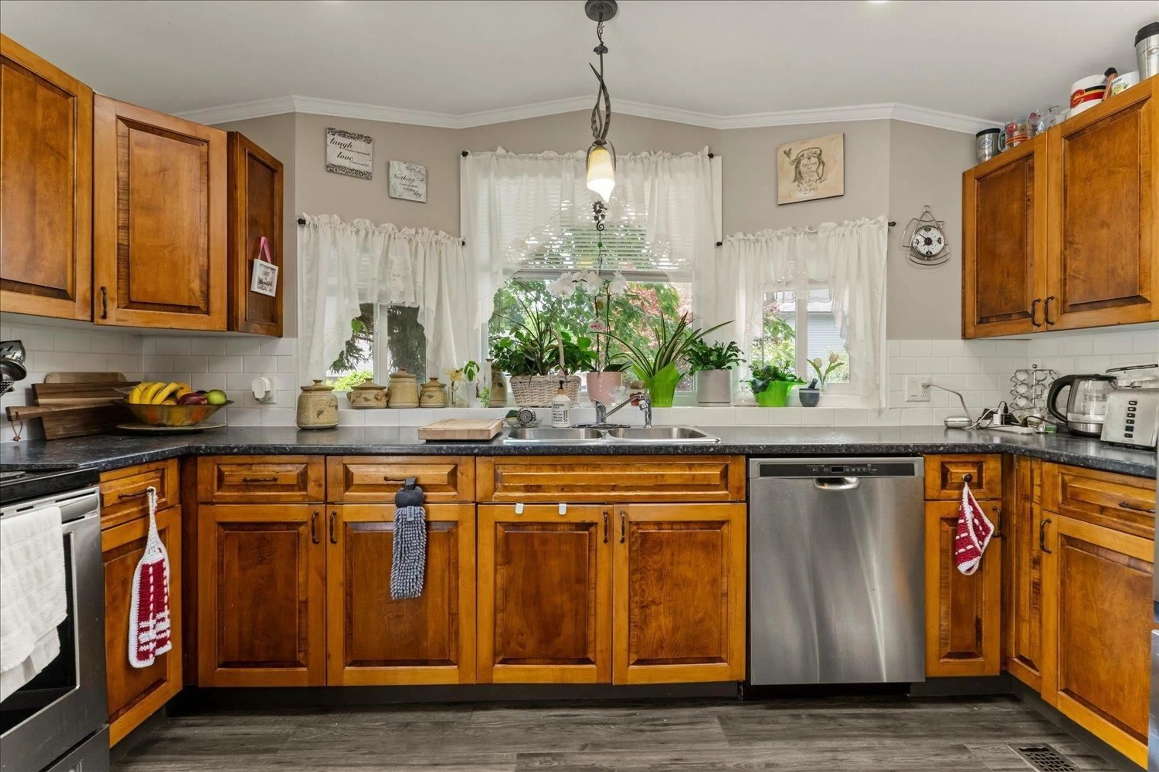 Open concept kitchen, ceramic/tile floor for 110 - 45640 WATSON ROAD, Chilliwack British Columbia V2R3P8